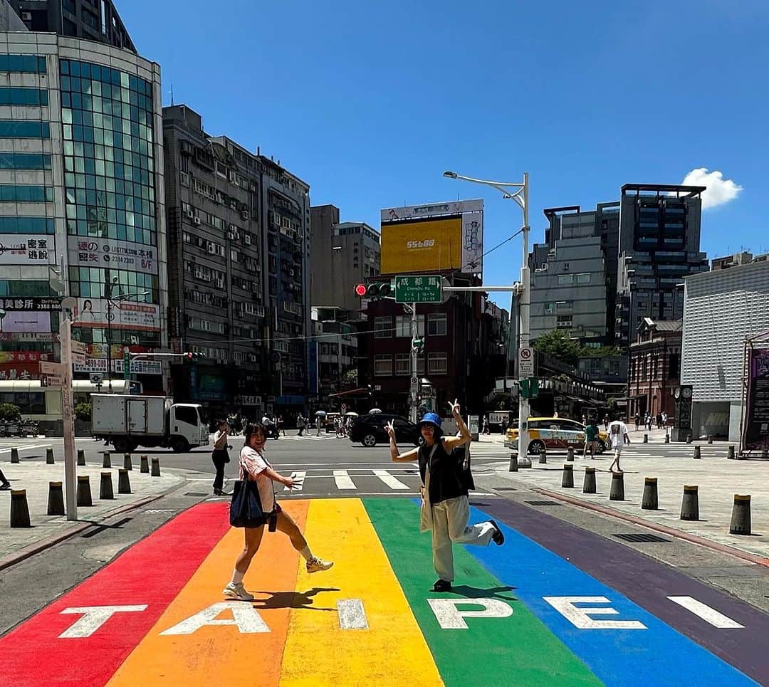 範田紗々さんのインスタグラム写真 - (範田紗々Instagram)「台湾２日目✌️ 朝活❤️ 午前中に行けば人通りも少ないと聞いたので、西門駅前の「 #彩虹地景 」へ❤️ 2019年5月にアジアで初めて台湾で同性婚が認められたのを祝して、#LGBT のシンボルカラー6色の横断歩道ができたんですって❤️🧡💛💚💙💜 素敵だね😊 #台湾 #西門 #山村茜 #範田紗々」8月26日 21時43分 - handa_sasa