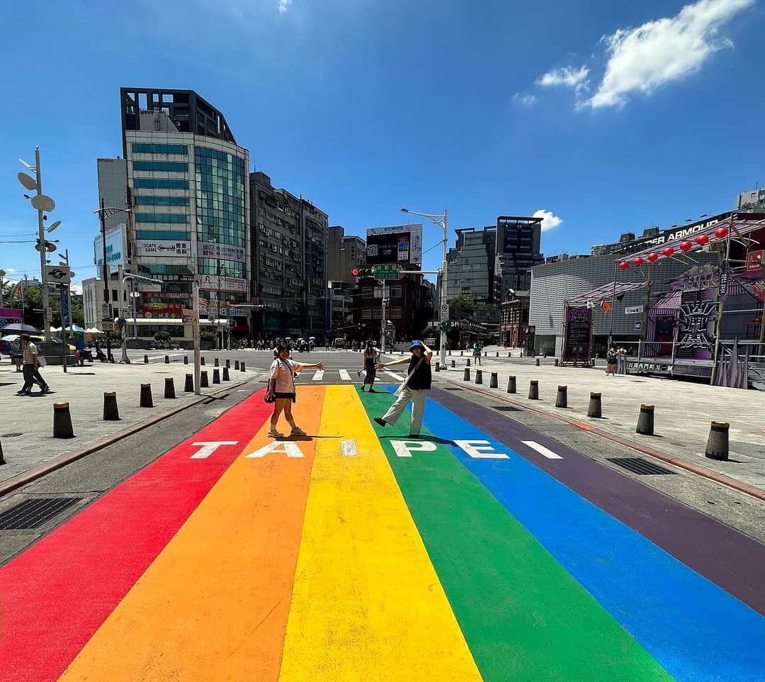 範田紗々さんのインスタグラム写真 - (範田紗々Instagram)「台湾２日目✌️ 朝活❤️ 午前中に行けば人通りも少ないと聞いたので、西門駅前の「 #彩虹地景 」へ❤️ 2019年5月にアジアで初めて台湾で同性婚が認められたのを祝して、#LGBT のシンボルカラー6色の横断歩道ができたんですって❤️🧡💛💚💙💜 素敵だね😊 #台湾 #西門 #山村茜 #範田紗々」8月26日 21時43分 - handa_sasa