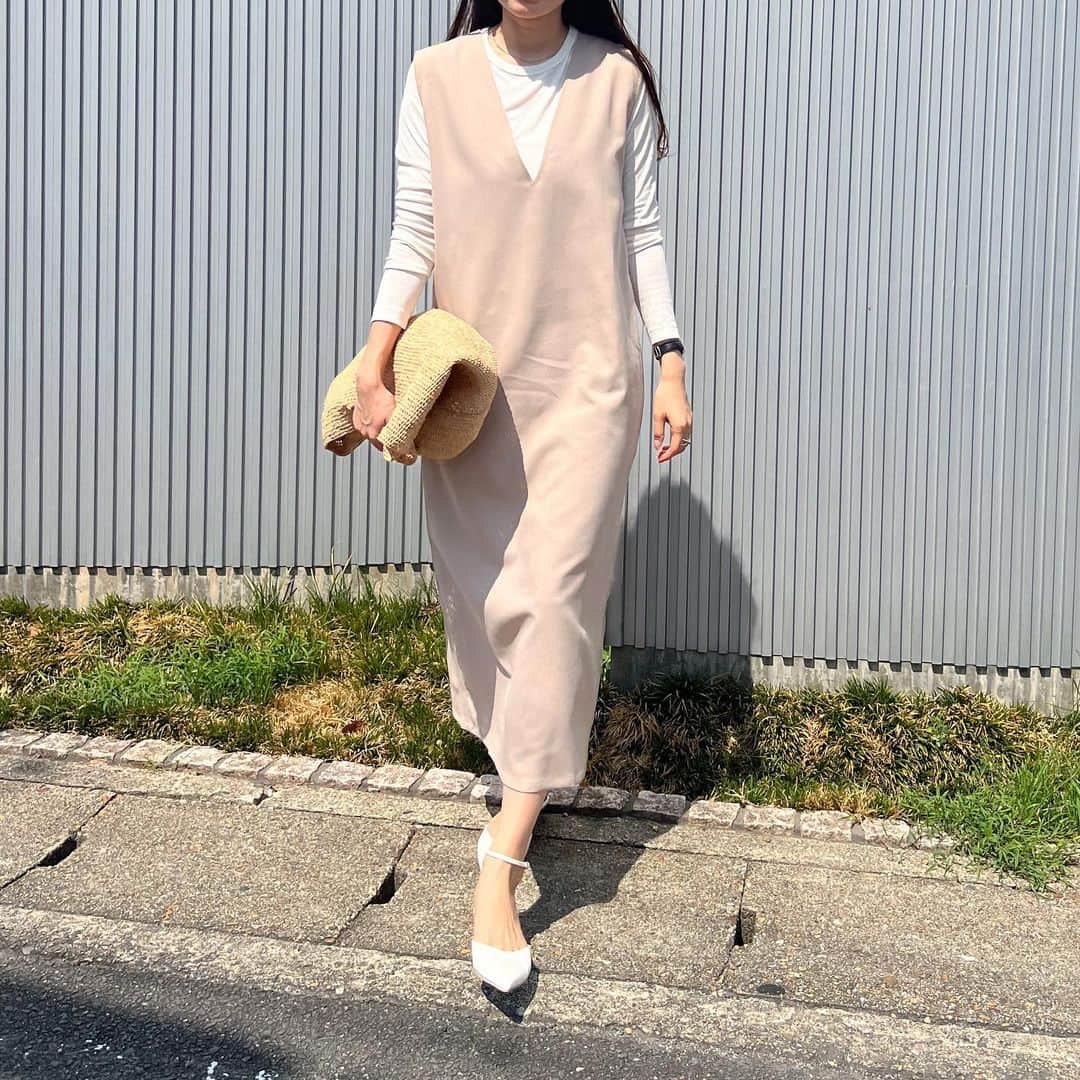 n.etsuuのインスタグラム：「2023.8.26  まだ髪の毛長い時の🙏   tops▸#UNIQLO #シアージャージークルーネックT skirt▸#ClassicalElf pumps▸#zara bag▸#madeinmada   @classicalelf_official  大人のリラクシーStyle。Vネックマキシ丈ジャンパースカート ジャンパースカートとか、サロペットって大好きなんよねー☺️✨  このスカート、なかなか良い丈感でした🥰💕丈って大事よね。  169cmでLサイズを着てます。  #classicalelf　#クラシカルエルフ #エルフコーデ #タイアップ #zozo #zozotown」