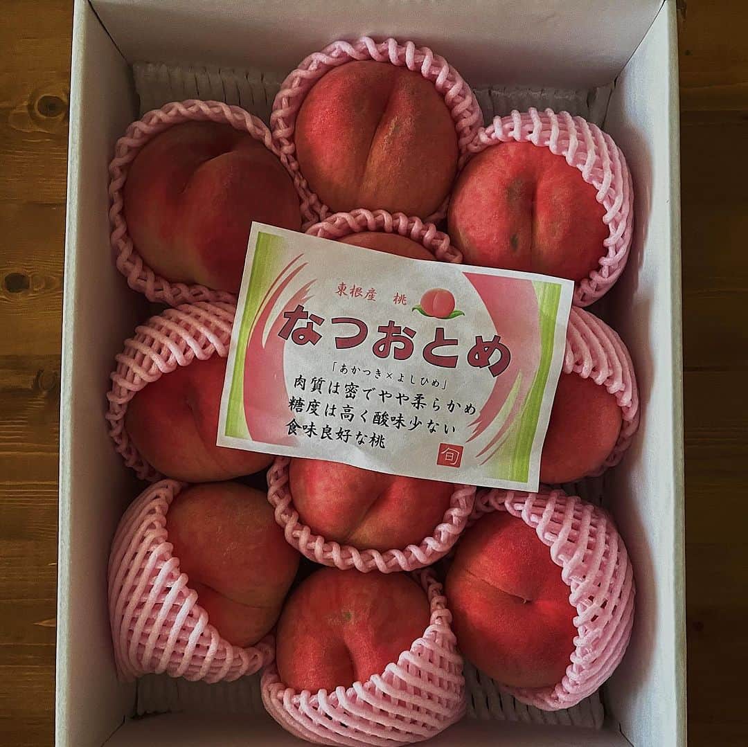 一戸誠太郎のインスタグラム：「【PR】応援品提供🍑 . . . 夏のおいしい山形のフルーツが届きました！ 山形県東根産の「なつおとめ🍑」 甘くて美味しいです！ カリウム(むくみ改善効果)や食物繊維(腸内環境改善)、ビタミンC,Eも豊富で夏の不調を改善するのに一役を買うこと間違いなし✌️(個人的感想) 練習への補食(糖質・水分摂取)にもちょうどいいので、夏の捕食にぜひご賞味ください🙌  #おいしい山形 #スピードスケート #pr」