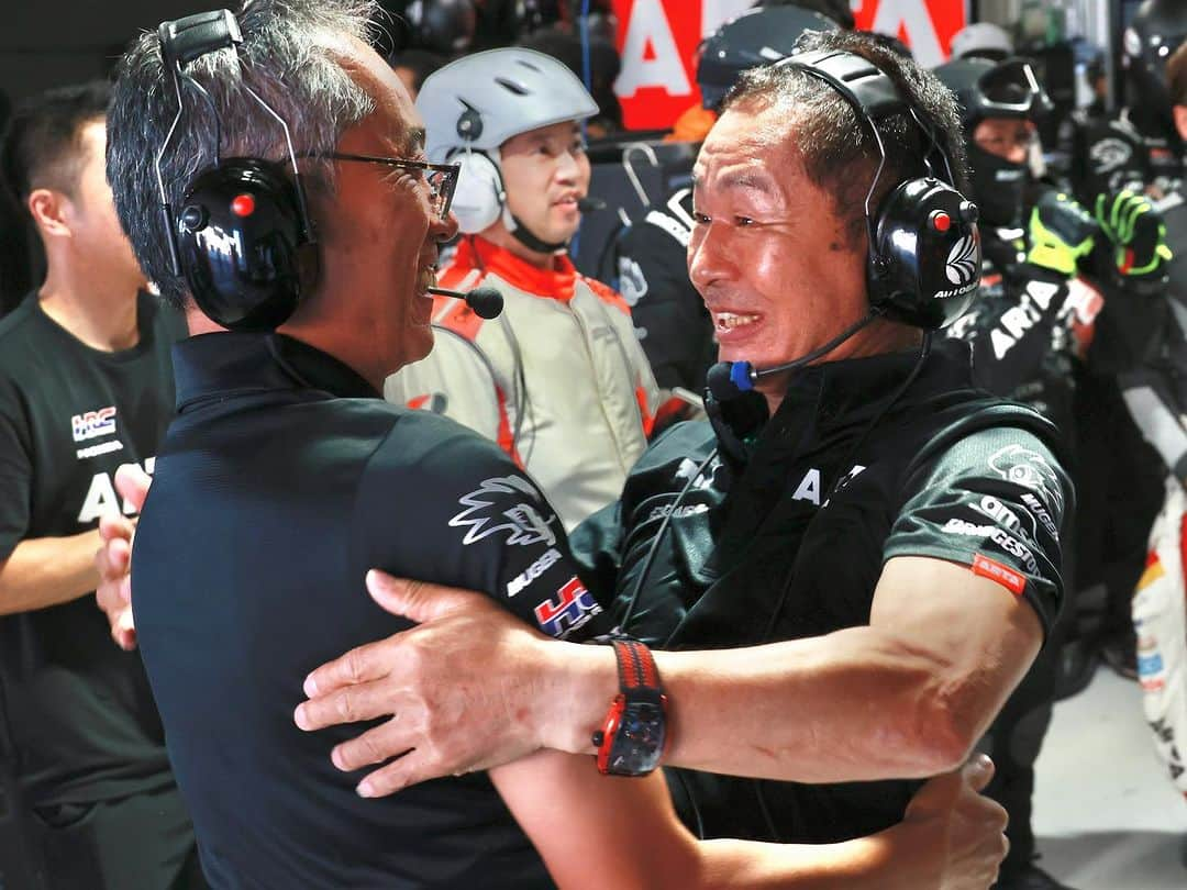 木村理恵さんのインスタグラム写真 - (木村理恵Instagram)「本日はSuper GT🖤鈴鹿サーキット 予選お疲れ様でした🎡💕  なんと16号車ポールです😍❤️‍🔥 最高にかっこよかったです‼️‼️ 8号車は明日7番手からのスタートになります✊🏁 明日は私ポールポジションのグリッドにドキドキしております💓 初めてです🫨💦頑張ります❤️‍🔥  明日は1-2フィニッシュになりますように🙏💓  明日の決勝も8号車・16号車 ARTA MUGEN NSX-GTの応援宜しくお願いします‼️✊  #ARTA#ARTAGALS#supergt #スーパーGT#AUTOBACS #cvstos  #オートバックス#HONDA#MUGEN #モータースポーツ#鈴鹿サーキット #motorsports#サーキット #木村理恵#レースクイーン #ラーキム」8月26日 21時45分 - rierienari1229