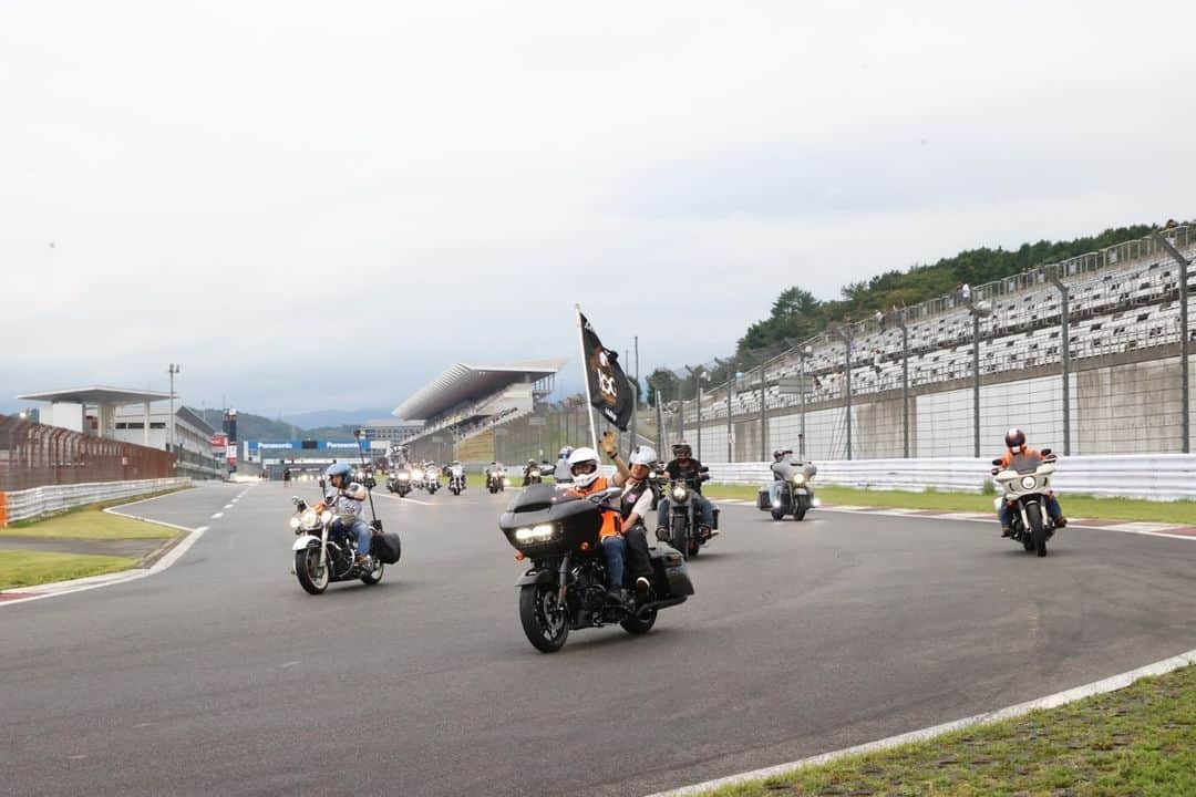 Harley-Davidson Japanさんのインスタグラム写真 - (Harley-Davidson JapanInstagram)「【BLUE SKY HEAVEN 2023】 楽しかった1日目のダイジェスト。明日もまだまだ盛り上がりましょう！  https://blueskyheaven.jp/  #HarleyDavidson #ハーレーダビッドソン #UnitedWeRide #ブルースカイヘブン #BLUESKYHEAVEN #ブルスカ #富士スピードウェイ」8月26日 21時48分 - harleydavidsonjapan