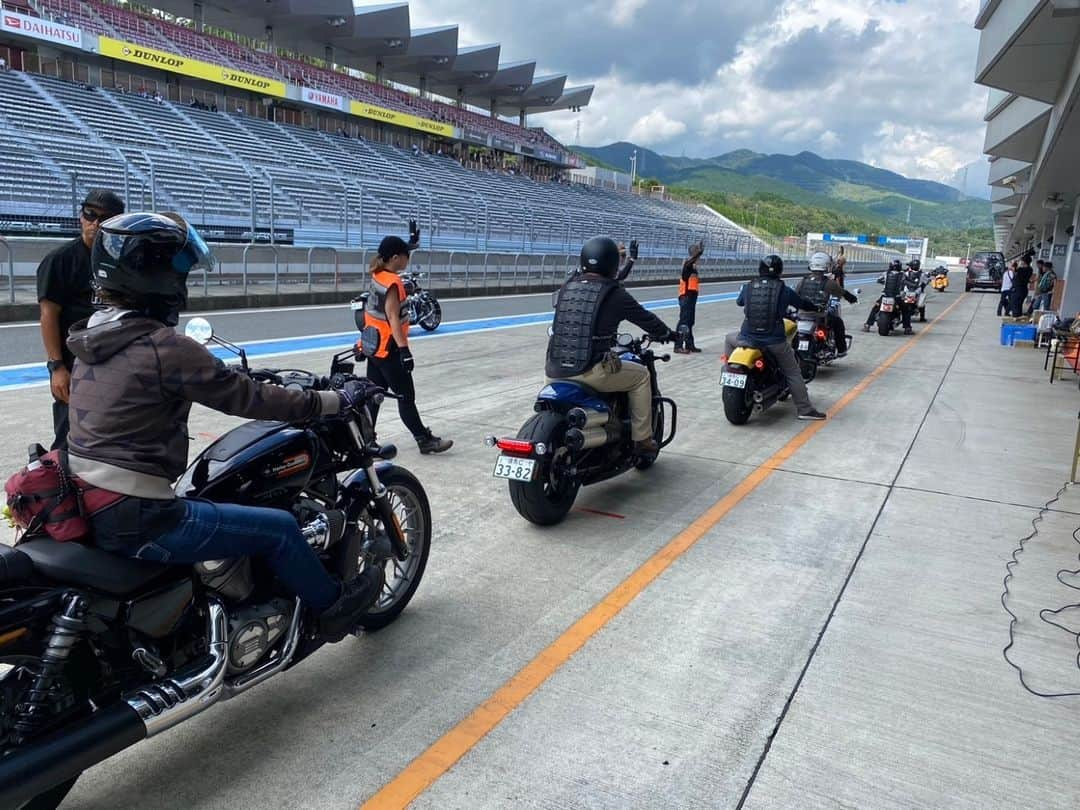 Harley-Davidson Japanさんのインスタグラム写真 - (Harley-Davidson JapanInstagram)「【BLUE SKY HEAVEN 2023】 楽しかった1日目のダイジェスト。明日もまだまだ盛り上がりましょう！  https://blueskyheaven.jp/  #HarleyDavidson #ハーレーダビッドソン #UnitedWeRide #ブルースカイヘブン #BLUESKYHEAVEN #ブルスカ #富士スピードウェイ」8月26日 21時48分 - harleydavidsonjapan