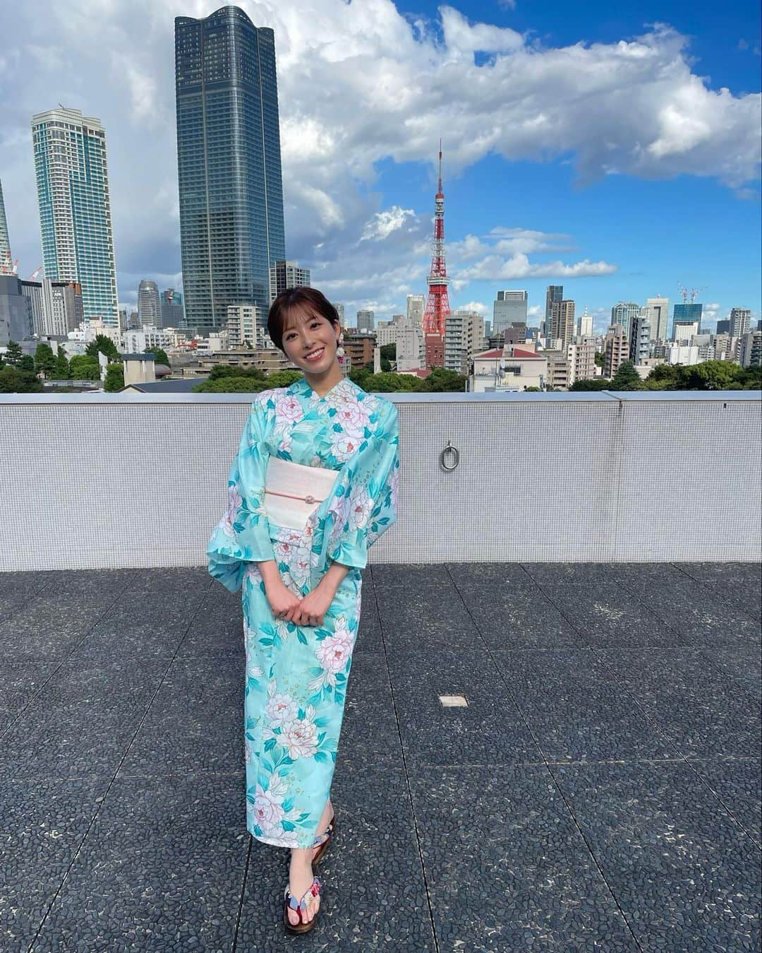 田原萌々さんのインスタグラム写真 - (田原萌々Instagram)「こんばんは🏮👘🌻  今日はサッシャさん @sascha348 と共に、六本木ヒルズ盆踊りの司会進行を務めました🎤  ご来場いただいた皆様ありがとうございました！  盆踊り楽しんでいただけたでしょうか☺️  夏らしいことを特に出来ていなかった私にとっては、本当に最高の夏の思い出になりましたし、とてもとても楽しい一日になりました😆  まだ明日もありますので是非是非お越しくださ〜い！！！  素敵な浴衣を着せてもらったので写真多めです🙏✨  #テレビ朝日#テレ朝#夏祭り#テレ朝夏祭り#六本木ヒルズ#六本木ヒルズ盆踊り#盆踊り#MC#司会#司会進行#サッシャさん#田原萌々#夏休み#お祭り#浴衣#浴衣ヘア#夏#夏の思い出」8月26日 21時58分 - tahara_momo