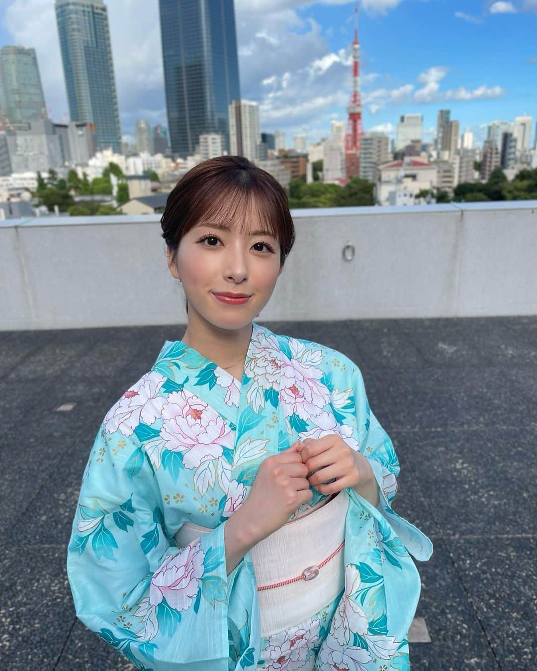 田原萌々さんのインスタグラム写真 - (田原萌々Instagram)「こんばんは🏮👘🌻  今日はサッシャさん @sascha348 と共に、六本木ヒルズ盆踊りの司会進行を務めました🎤  ご来場いただいた皆様ありがとうございました！  盆踊り楽しんでいただけたでしょうか☺️  夏らしいことを特に出来ていなかった私にとっては、本当に最高の夏の思い出になりましたし、とてもとても楽しい一日になりました😆  まだ明日もありますので是非是非お越しくださ〜い！！！  素敵な浴衣を着せてもらったので写真多めです🙏✨  #テレビ朝日#テレ朝#夏祭り#テレ朝夏祭り#六本木ヒルズ#六本木ヒルズ盆踊り#盆踊り#MC#司会#司会進行#サッシャさん#田原萌々#夏休み#お祭り#浴衣#浴衣ヘア#夏#夏の思い出」8月26日 21時58分 - tahara_momo