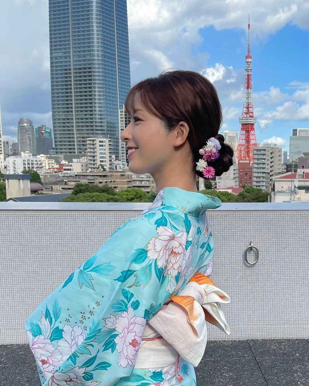 田原萌々さんのインスタグラム写真 - (田原萌々Instagram)「こんばんは🏮👘🌻  今日はサッシャさん @sascha348 と共に、六本木ヒルズ盆踊りの司会進行を務めました🎤  ご来場いただいた皆様ありがとうございました！  盆踊り楽しんでいただけたでしょうか☺️  夏らしいことを特に出来ていなかった私にとっては、本当に最高の夏の思い出になりましたし、とてもとても楽しい一日になりました😆  まだ明日もありますので是非是非お越しくださ〜い！！！  素敵な浴衣を着せてもらったので写真多めです🙏✨  #テレビ朝日#テレ朝#夏祭り#テレ朝夏祭り#六本木ヒルズ#六本木ヒルズ盆踊り#盆踊り#MC#司会#司会進行#サッシャさん#田原萌々#夏休み#お祭り#浴衣#浴衣ヘア#夏#夏の思い出」8月26日 21時58分 - tahara_momo