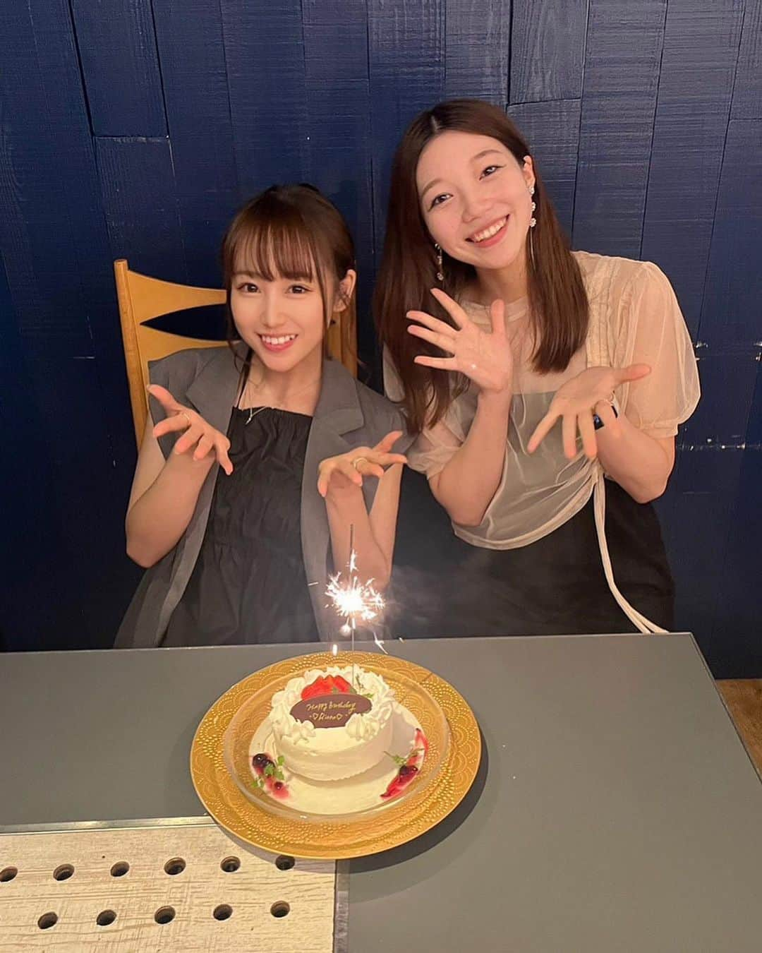 丸りおなのインスタグラム：「.  こはるがお祝いしてくれた日🎂🫶  大好きなこはるが 焼肉連れて行ってくれました〜🍖  サプライズでケーキとプレゼントまで…！！！  幸せすぎる🙈毎年ありがとうっ♡  #誕生日 #誕生日プレート #誕生日プレゼント #誕生日サプライズ #焼肉 #新宿グルメ #新宿焼肉 #ショートケーキ #ホールケーキ #焼肉コース #ca4la #chico #chicoコーデ #いちご #いちご好き #熟成肉 #熟成和牛焼肉エイジングビーフ #丸りおな  #まるりお」