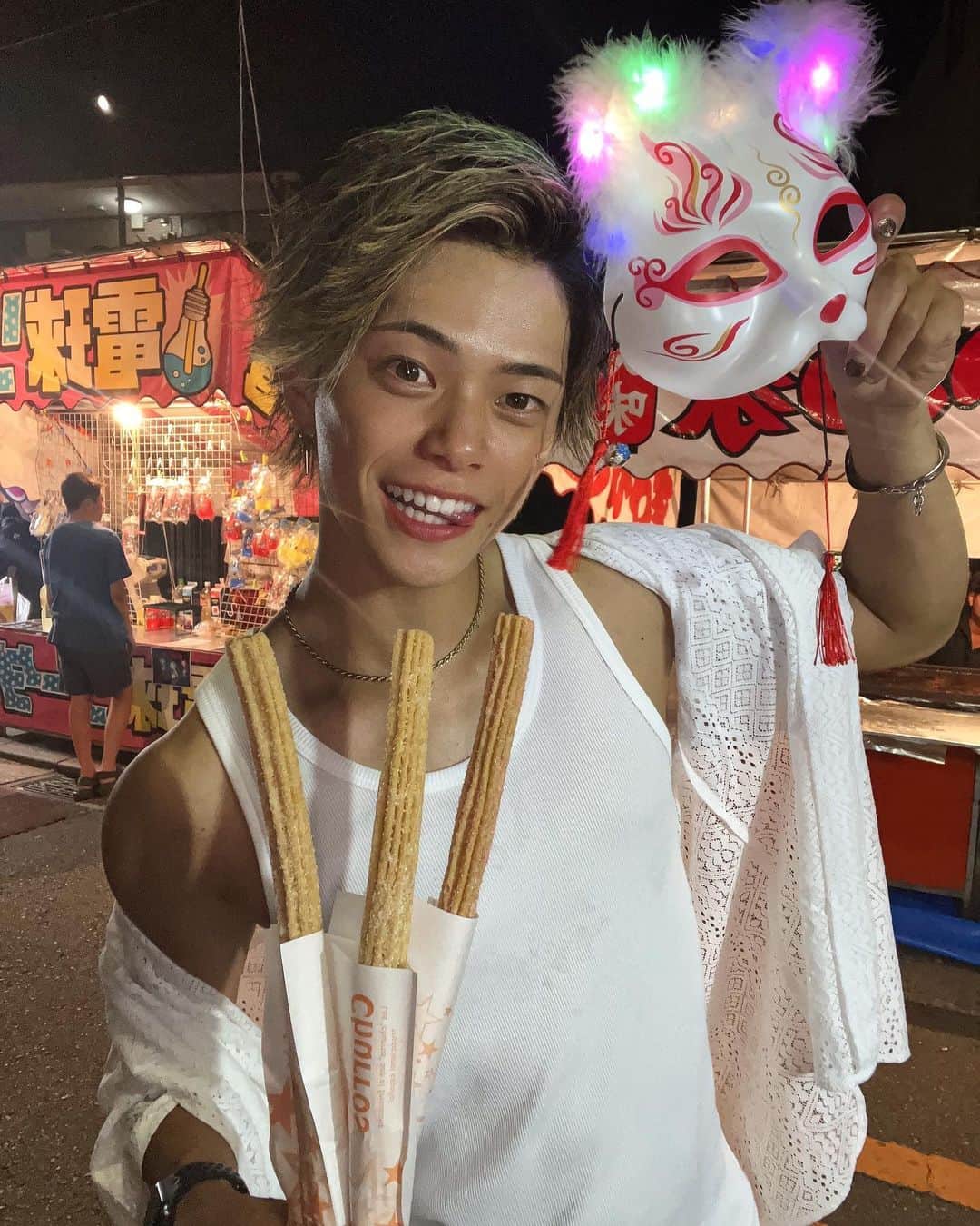 ひゅうがのインスタグラム：「今日もお祭り行ってきた🏮🦊✨ キツネのお面買ってチュロス3本も食べちった🤤💖 . . まだまだ夏は終わらせない！！！！ みんな夏は充実してる？🧐」