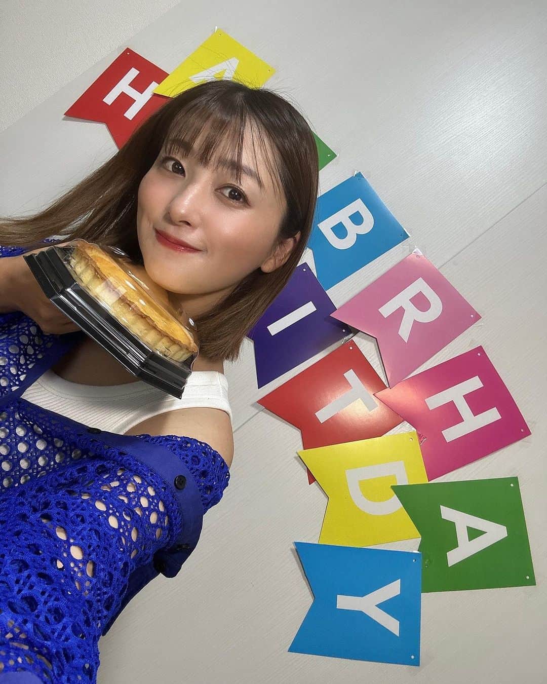 水野まいのインスタグラム：「本日８月２６日誕生日でした🥳💓. おめでとうコメントありがとうございます🥰. . 昼間は部屋の掃除していつもと変わらない日常を過ごしましたが、夕方からYoutubeライブして、ForUをしてたら１日が終わっていました☺️💓. . 今年もみんなのおかげで楽しい１日になりました、ありがと😘💓. . お腹すいたので夜ご飯は何食べようかなぁ😚✨. . . #誕生日  #happybirthday  #アラフォー女子 になりました🙂」