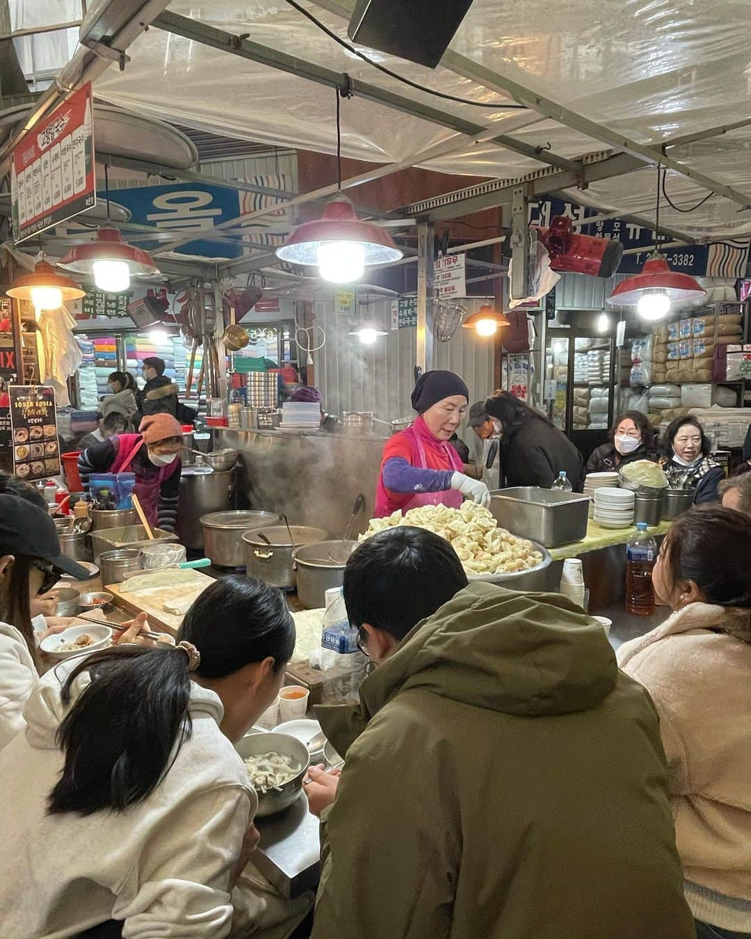 高井香子さんのインスタグラム写真 - (高井香子Instagram)「【秋冬に食べるべき韓国グルメ🇰🇷】  広蔵市場(クァンジャンシジャン) と言えばの観光地。 外国人からすると、やっぱりここだよねっ！  Netflixの【 #ストリートグルメを求めて 】に出演されていまだに人が絶えないカルグクス&マンドゥ（餃子）屋さん🥟  【고향칼국수】  市場はよく行くけど、混んでるしわざわざここは行かなかったんだけど 冬の寒い日に熱々カルグクス 見てたら食べたくなって並びました。笑  そして、あの有名なおばさま パフォーマンスするかのように、 ニコニコしながら麺を茹でたり、切ったり。  私の座った席は中々の特等席で 写真や動画全然OKよ〜だったので撮影しちゃいました😂  意外と味はさっぱり薄め。 なので韓国海苔のトッピングと、キムチとの相性が💯  麺も手作り感満載なのも渋い！笑  今は暑いから、 涼しくなったら是非🤤  #고향칼국수 #広蔵市場 #광장시장 #韓国 #韓国旅行 #韓国グルメ」8月26日 21時56分 - cocoreacoco