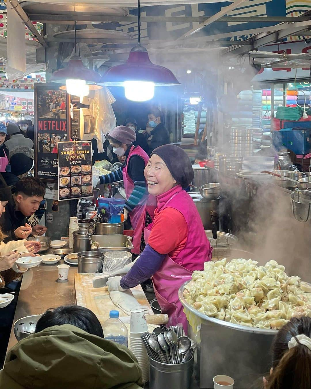 高井香子さんのインスタグラム写真 - (高井香子Instagram)「【秋冬に食べるべき韓国グルメ🇰🇷】  広蔵市場(クァンジャンシジャン) と言えばの観光地。 外国人からすると、やっぱりここだよねっ！  Netflixの【 #ストリートグルメを求めて 】に出演されていまだに人が絶えないカルグクス&マンドゥ（餃子）屋さん🥟  【고향칼국수】  市場はよく行くけど、混んでるしわざわざここは行かなかったんだけど 冬の寒い日に熱々カルグクス 見てたら食べたくなって並びました。笑  そして、あの有名なおばさま パフォーマンスするかのように、 ニコニコしながら麺を茹でたり、切ったり。  私の座った席は中々の特等席で 写真や動画全然OKよ〜だったので撮影しちゃいました😂  意外と味はさっぱり薄め。 なので韓国海苔のトッピングと、キムチとの相性が💯  麺も手作り感満載なのも渋い！笑  今は暑いから、 涼しくなったら是非🤤  #고향칼국수 #広蔵市場 #광장시장 #韓国 #韓国旅行 #韓国グルメ」8月26日 21時56分 - cocoreacoco