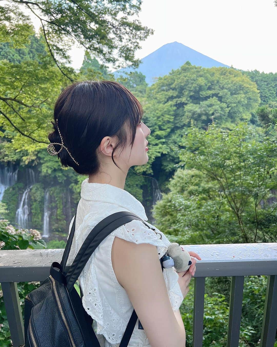 保科凜さんのインスタグラム写真 - (保科凜Instagram)「とっても素敵な滝を見に行ってきました🌊🏔´- 絶景だったーー！！  （袖がリュックに巻き込まれちゃった(̨̡՞ . .՞)̧̢…）   ・  ・   #instagram  #selfie  #like  #followme  #japantrip  #shizuoka  #shiraitonotaki  #japanesegirl  #waterfall   #アイドル #ジャムズ #保科凜 #白糸の滝  #静岡  #静岡観光  #ドライブデート #滝」8月26日 21時56分 - tottoko_lin