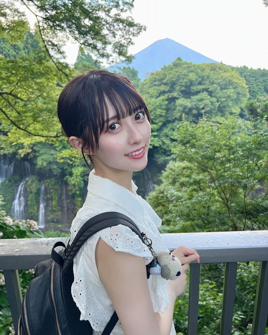 保科凜のインスタグラム：「とっても素敵な滝を見に行ってきました🌊🏔´- 絶景だったーー！！  （袖がリュックに巻き込まれちゃった(̨̡՞ . .՞)̧̢…）   ・  ・   #instagram  #selfie  #like  #followme  #japantrip  #shizuoka  #shiraitonotaki  #japanesegirl  #waterfall   #アイドル #ジャムズ #保科凜 #白糸の滝  #静岡  #静岡観光  #ドライブデート #滝」