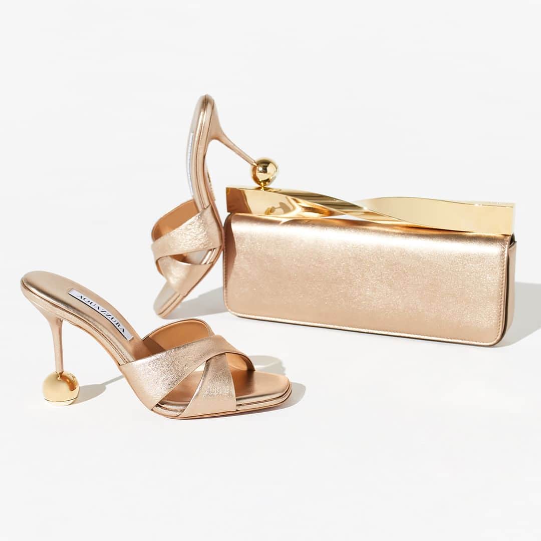 Aquazzuraのインスタグラム：「From top to toe. This season we’re going golden, adding a dash of radiance to both footwear and accessories   #AQUAZZURA」