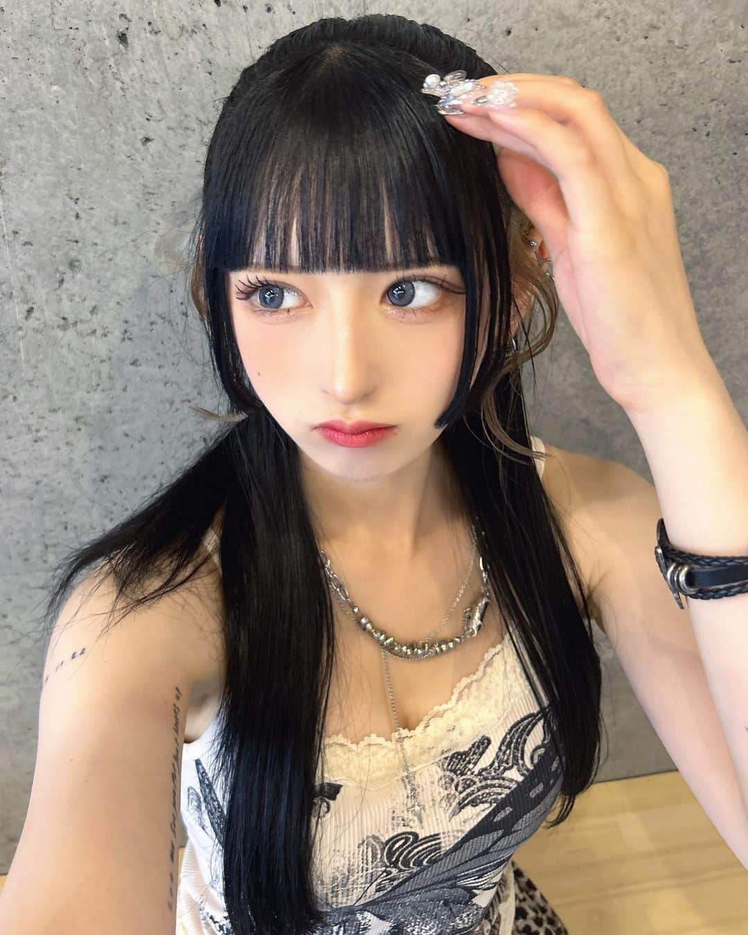 狐波ろんのインスタグラム：「私の事好きって私の知らないとこで話してるのが、人づてに私に届くのがだーいすき、わかる？」