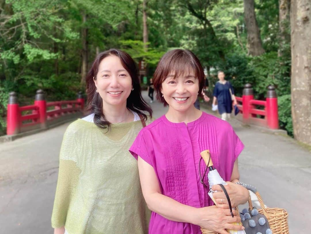 日髙のり子さんのインスタグラム写真 - (日髙のり子Instagram)「🌳 仲良しの #佐久間レイ ちゃんと、#新潟 を旅しました♪ 何度か2人で地方のお仕事にも行ったけれど、泊まりがけの旅行は初めてです。 楽しいに決まってる✨✨✌️🤩👍 と行く前から思っていたけれど… ほ〜〜んと〜〜うに楽しかったです‼️ ⁡ #彌彦神社 では木々のマイナスイオンを浴びて大満足😊 「私、ずーっと森林浴したかったの〜😮‍💨」なんて言いながら、いっぱい深呼吸して来ました🌳🌳 ⁡ 大人な私たちの旅だから、静かにその場所を楽しむ旅になるのかなぁ？🤔と思っていたのですが、、、 いやいやいや❗️まさかの❗️自分でもびっくりするほどのはしゃぎっぷり‼️笑 #新潟せんべい王国 での煎餅焼き体験では、声を揃えて「おせんべ焼けたかな？🎶」と大声で歌っちゃいました🍘 ⁡ #マンガの家 では、イヤミさんとシェーッ✨✨ そしてクックロビン音頭✨✨ 『ハイスクール奇面組』や『ついでにとんちんかん』のオブジェに大興奮❣️ 抜作先生に久しぶりに会えたの、嬉しかったなぁ☺️ ⁡ 私とレイちゃんは、アイドル歌手から声優へと同じ道を歩んで来た仲間同士。 10代で出会って、そしてアラ還になった今も同じ仕事をして、こうして一緒に旅が出来るなんてね。 奇跡みたいです✨✨ 最高の思い出が出来ました🙌 ありがとう🩵  #ニコニコ生放送 #レジェンド声優お姉様と一緒に旅に行こう #ニコ生 #✈️」8月26日 22時00分 - nonko_hidaka531