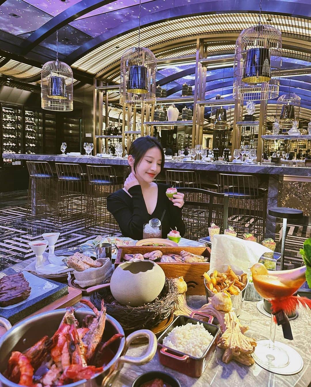 蔡瑞雪（Ruixue Tsai）さんのインスタグラム写真 - (蔡瑞雪（Ruixue Tsai）Instagram)「最後一篇澳門行了～🇲🇴  今天是美食特輯(ﾉ>ω<)ﾉ 推薦在上葡京綜合度假村好吃的餐廳 ♡︎御花園 真的是此生必吃的一次宮廷級美食 從空間設計、點菜到服務真的是賓至如歸 每一道都非常精緻美味😋 ♡︎味賞 最美的星空餐廳在這裡🤍 印像最深刻的是很有特色的中式調酒 LAST BACK GARDEN 後花園 茉莉花琴酒搭配燕窩、枸杞冰糖漿及薄荷 不僅好喝也很養生👍🏻 #GrandLisboaPalace #THEKARLLAGERFELD #TKLStyle #TKLMoment」8月26日 22時01分 - snowbabyq