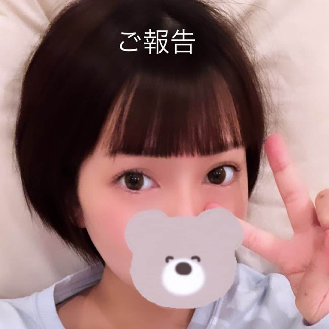 丸の内OLレイナ（美容）のインスタグラム：「【ご報告】大事な報告なのに 寝起きの写真で申し訳ありません😖笑  この度、来年の1月から シンガポール🇸🇬へ移住する事になりました。  理由は沢山ありますが 一つずつ、時期を見て皆様に嬉しいご報告を していけたらなと思います。  18歳で東京に来て、10年 沢山の出会いの中で 成長をいっぱいさせてもらいました。  これからは、次のステップアップとして 世界に触れ、自分をもっと成長させ  やりたい事を成し遂げる人生を進み続けようと思います。  日本に居るのは 後3ヶ月ちょっとですが クリエイターの皆様 経営者の皆様、チェリーライバーの女の子たち 残りの期間沢山思い出作れたら嬉しいです😼🤍 お誘い待ってますっ🙂💫💓  そして ファンの皆様。  いつも活動を見守ってくれて ありがとうございます！ 海外でも沢山刺激的なコンテンツを お届けするので楽しみに待ってて下さい！！😼  以上、ご報告でした。  #丸の内OLレイナ」