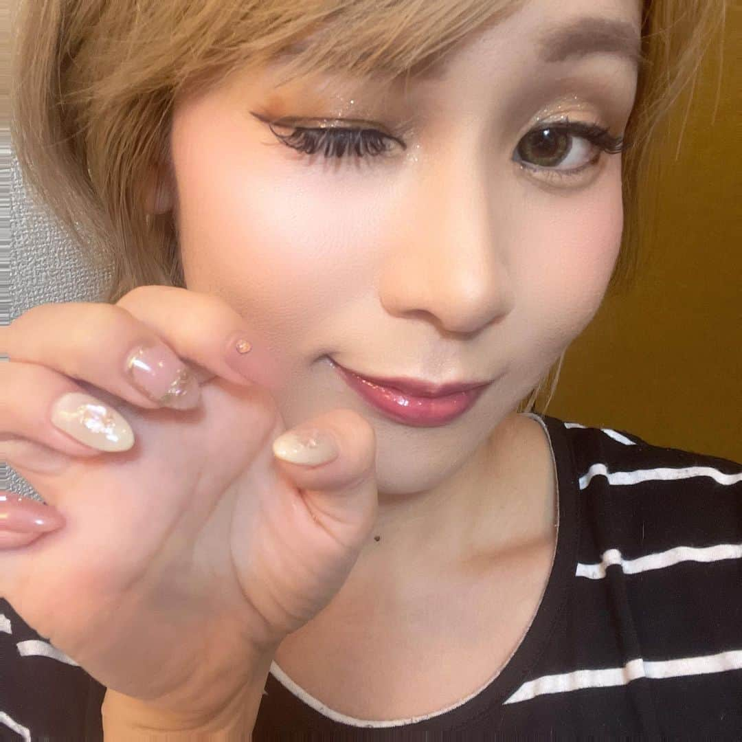 Arisa Nanaseさんのインスタグラム写真 - (Arisa NanaseInstagram)「マツエクとネイル変えたよ💅まつ毛久々にバサバサになったので、メイクも濃いめでギャルぽく😍新しい所で同時施術😪 最後の4枚目はマツエクドアップ👀髪色ともあってて可愛いー💕 ネイルはもう少しピンクぽくしたかったけど、マツエクしてる間にされるから終わってアレ？ベージュ？って感じでした😌まぁ可愛いからいいや✨❤️ 韓国コスメ使ってからますます化粧ノリもよくなるし、自己満の美容は大事だよね🥳👍 最近のアプリは綺麗に撮れるし、自己肯定感あがるから今日盛れてるって日にみんなも撮ってみて📷✨ #ギャルメイク　#昭和生まれ　#マツエク　#ネイル　#9月ネイル　#ピンクネイル #ベージュ　#ショートカット　#ショートヘア #名古屋　#インフルエンサー　#ユーチューバー　#インスタグラマー #japaneseyoutuber」8月26日 22時02分 - arisa.nanase