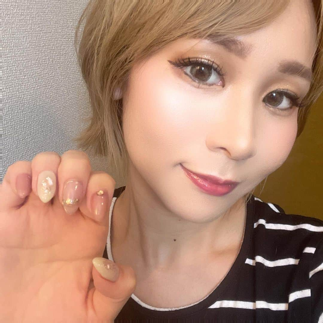 Arisa Nanaseさんのインスタグラム写真 - (Arisa NanaseInstagram)「マツエクとネイル変えたよ💅まつ毛久々にバサバサになったので、メイクも濃いめでギャルぽく😍新しい所で同時施術😪 最後の4枚目はマツエクドアップ👀髪色ともあってて可愛いー💕 ネイルはもう少しピンクぽくしたかったけど、マツエクしてる間にされるから終わってアレ？ベージュ？って感じでした😌まぁ可愛いからいいや✨❤️ 韓国コスメ使ってからますます化粧ノリもよくなるし、自己満の美容は大事だよね🥳👍 最近のアプリは綺麗に撮れるし、自己肯定感あがるから今日盛れてるって日にみんなも撮ってみて📷✨ #ギャルメイク　#昭和生まれ　#マツエク　#ネイル　#9月ネイル　#ピンクネイル #ベージュ　#ショートカット　#ショートヘア #名古屋　#インフルエンサー　#ユーチューバー　#インスタグラマー #japaneseyoutuber」8月26日 22時02分 - arisa.nanase