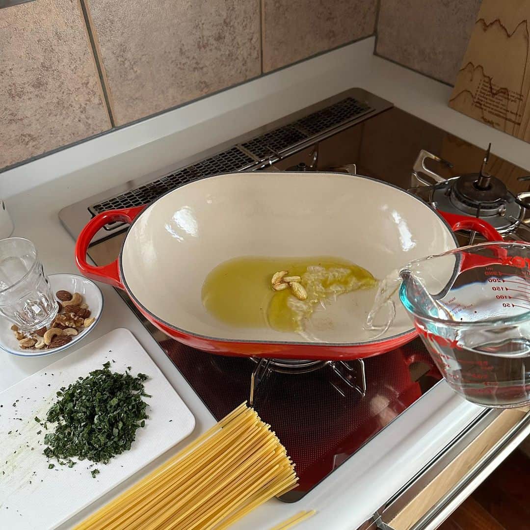 Tesshiさんのインスタグラム写真 - (TesshiInstagram)「お鍋ひとつで大葉とナッツのチーズスパゲッティ One pot spaghetti with Shiso and nuts #yummy #homemade #healthy #pasta #spaghetti #onepotmeal #onepotpasta #おいしい #パスタ #スパゲッティ #ワンパンレシピ #ワンパンパスタ #ジェノベーゼ もどき #マカロニメイト #フーディーテーブル #手作り  オリーブオイル大2〜、にんにく1かけ、水350ml〜、麺100g、塩ひとつまみ、大葉10枚〜15枚、好きなナッツ大2、パルミジャーノ・レッジャーノ15g〜(粉チーズ大2〜orスライスチーズ2枚orシュレッドチーズひとつかみなど好きなのでOK)、塩で調整など 2~ tbsp olive oil, 1 clove garlic, 350ml~ water, 100g spaghetti, a pinch of salt, 10~15 leaves Shiso, 2 tbsp nuts, 15g~ Parmigiano Reggiano and salt…」8月26日 22時03分 - tmytsm
