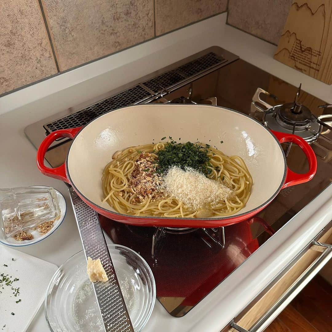 Tesshiさんのインスタグラム写真 - (TesshiInstagram)「お鍋ひとつで大葉とナッツのチーズスパゲッティ One pot spaghetti with Shiso and nuts #yummy #homemade #healthy #pasta #spaghetti #onepotmeal #onepotpasta #おいしい #パスタ #スパゲッティ #ワンパンレシピ #ワンパンパスタ #ジェノベーゼ もどき #マカロニメイト #フーディーテーブル #手作り  オリーブオイル大2〜、にんにく1かけ、水350ml〜、麺100g、塩ひとつまみ、大葉10枚〜15枚、好きなナッツ大2、パルミジャーノ・レッジャーノ15g〜(粉チーズ大2〜orスライスチーズ2枚orシュレッドチーズひとつかみなど好きなのでOK)、塩で調整など 2~ tbsp olive oil, 1 clove garlic, 350ml~ water, 100g spaghetti, a pinch of salt, 10~15 leaves Shiso, 2 tbsp nuts, 15g~ Parmigiano Reggiano and salt…」8月26日 22時03分 - tmytsm