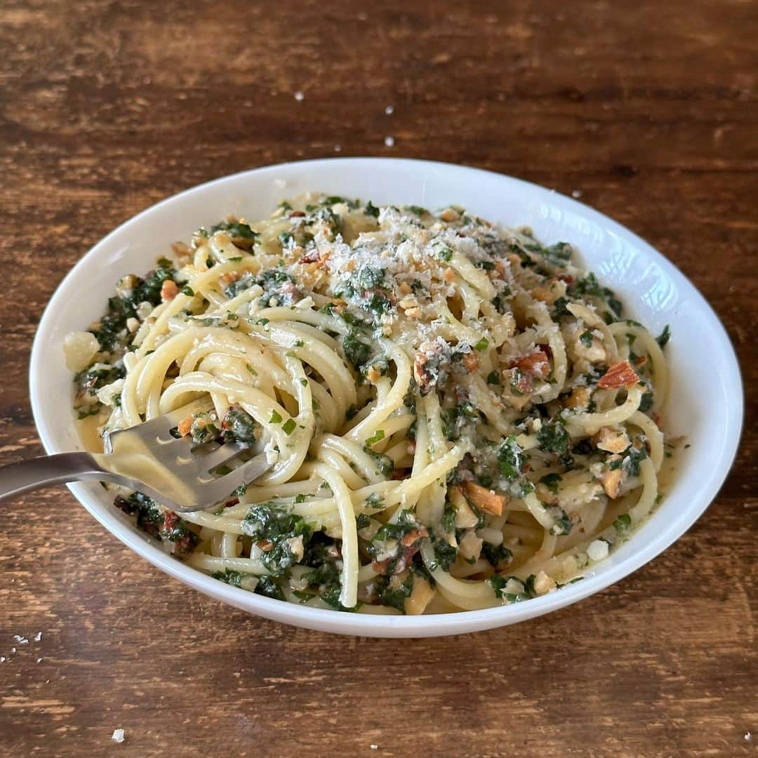 Tesshiのインスタグラム：「お鍋ひとつで大葉とナッツのチーズスパゲッティ One pot spaghetti with Shiso and nuts #yummy #homemade #healthy #pasta #spaghetti #onepotmeal #onepotpasta #おいしい #パスタ #スパゲッティ #ワンパンレシピ #ワンパンパスタ #ジェノベーゼ もどき #マカロニメイト #フーディーテーブル #手作り  オリーブオイル大2〜、にんにく1かけ、水350ml〜、麺100g、塩ひとつまみ、大葉10枚〜15枚、好きなナッツ大2、パルミジャーノ・レッジャーノ15g〜(粉チーズ大2〜orスライスチーズ2枚orシュレッドチーズひとつかみなど好きなのでOK)、塩で調整など 2~ tbsp olive oil, 1 clove garlic, 350ml~ water, 100g spaghetti, a pinch of salt, 10~15 leaves Shiso, 2 tbsp nuts, 15g~ Parmigiano Reggiano and salt…」