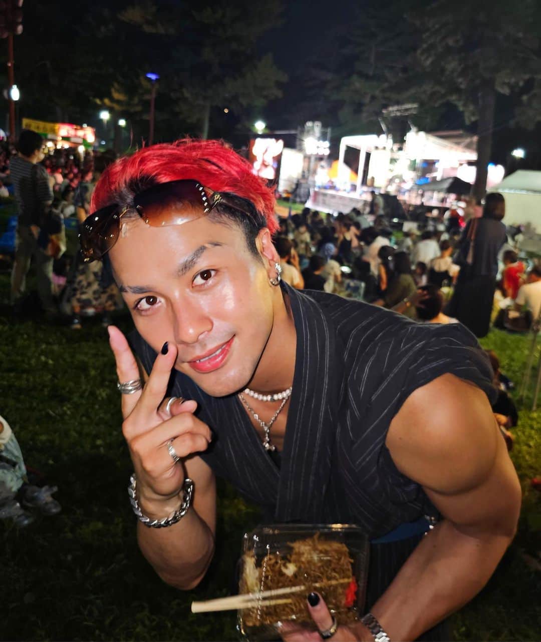 のインスタグラム：「お祭り男  #人混み苦手 #このあと1人でスタバ行った」