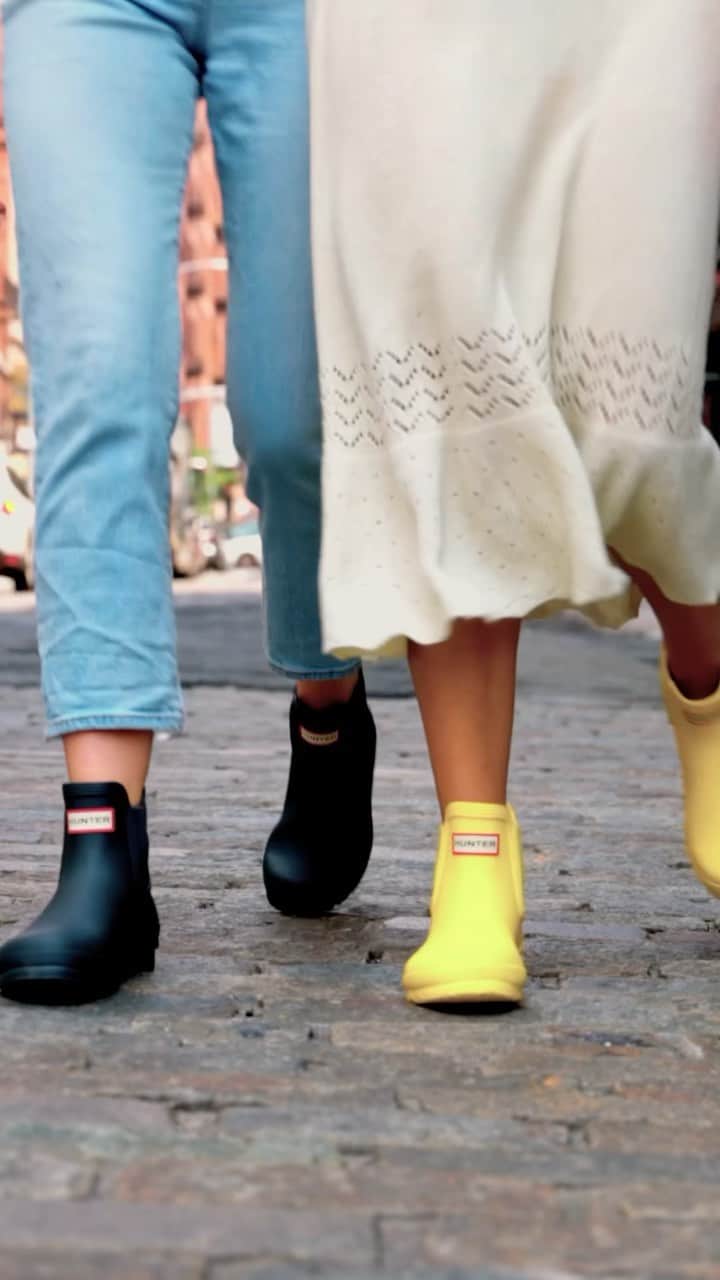 ハンターブーツのインスタグラム：「Make the streets your runway (without worrying about a puddle). #HunterBoots」