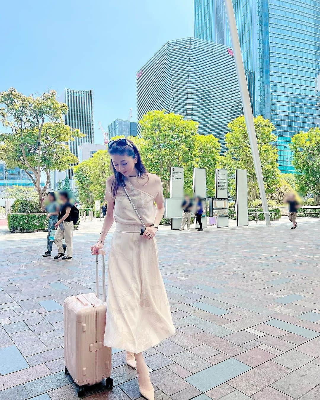 君島十和子さんのインスタグラム写真 - (君島十和子Instagram)「先週の京都。  インスタライブをするので、一泊でも荷物が多い！ スーツケースは 軽量なRIMOWAでお気に入りのピンクベージュ。 @rimowa  着ていたセットアップの色とリンクしていて お気に入りのコーディネートです。  向かったのは @aman_kyoto   この場所の「気」が合うせいか、 深く眠れるし 地産の野菜をたっぷり 使われた朝ごはんや、 スパ併設の温泉に入って 心身ともに浄化されるから繰り返し行きたくなる場所です。    #アマン京都 #一泊２日 #夏の京都 #新幹線のぞみ #京都の旅 #虎屋茶寮に行きたかった @takayuki.kimijima_official  #↑は行けたのね #おいでやす #アラ還 #アラ還十和子 #君島十和子」8月26日 22時05分 - ftcbeauty.official