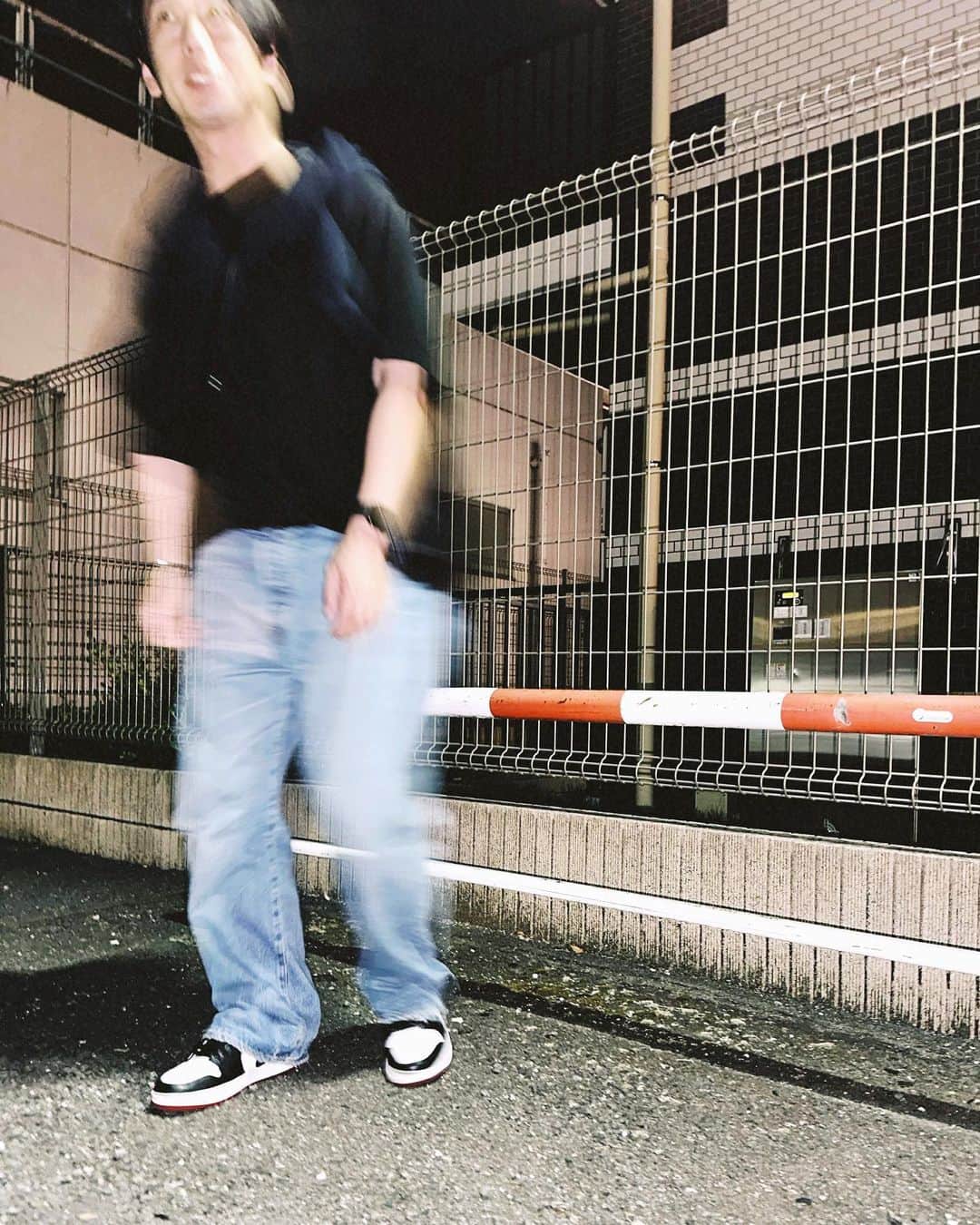 大川竜弥のインスタグラム：「つま黒最高🖤❤️  #tshirt #caban #jeans #ronherman #sneakers #nike #airjordan1 #aj1」