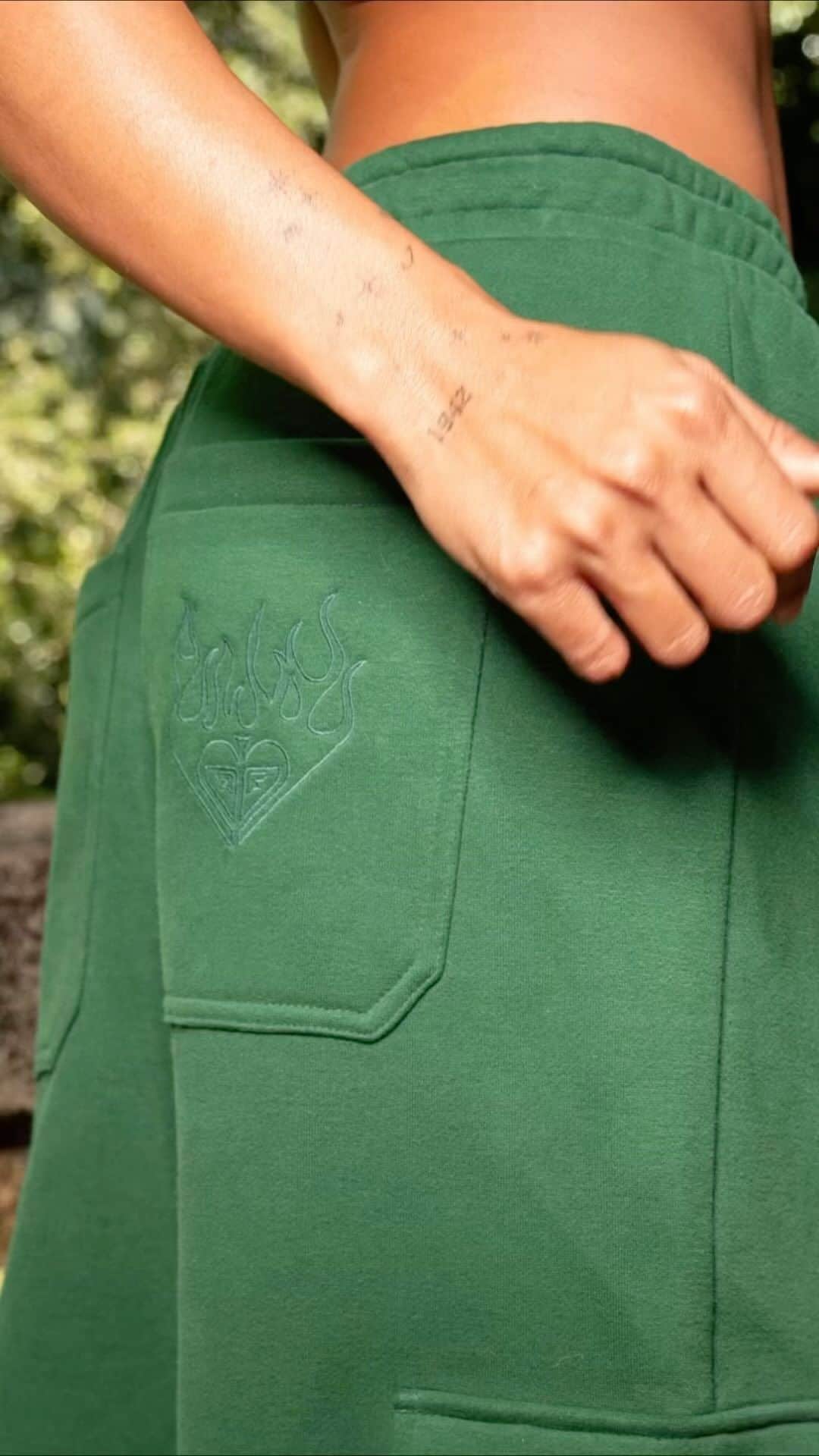ケリア・モニーツのインスタグラム：「A new @keliamoniz Active collection drops on Wednesday 💚🔋🌿❇️」