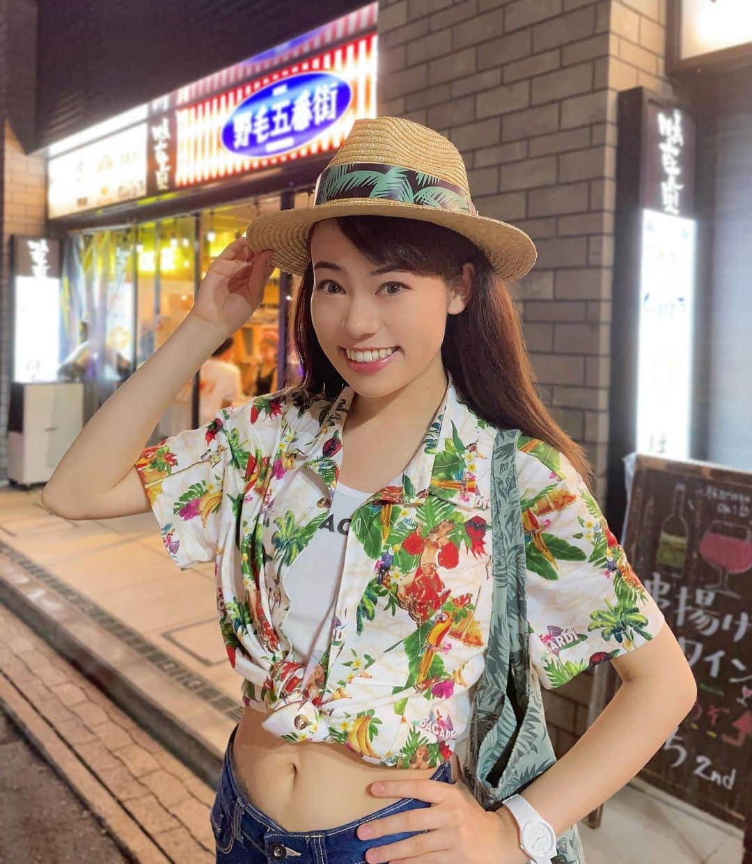 矢内井玲奈のインスタグラム：「アロハシャツ&麦わら帽子でお仕事👒  夏らしい衣装が着れて楽しかったです☀️  #アロハシャツ #夏コーデ #麦わら帽子」