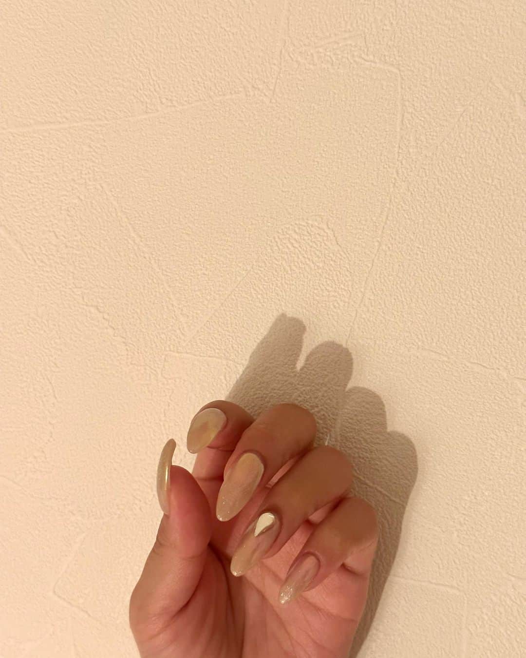のインスタグラム：「ネイルの写真撮ってたら、娘も『おてて一緒に撮って~』って入ってきた📸💅🏻笑  今回シンプルにしたけど、派手めなキラキラの方が 保育園のお迎えのとき、みんなの注目の的になるから娘はすきみたい🤣  @revia_eri  いつか一緒にネイルサロンいこうね🤍」