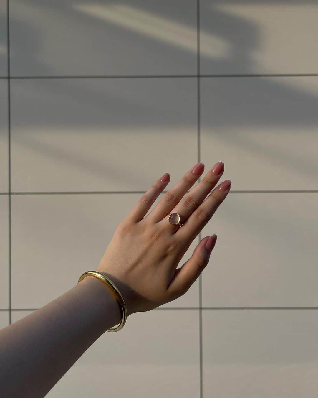 大坪はるらのインスタグラム：「new nail 夏と秋の移り変わりはシンプルに。 細めのフレンチが落ち着く‪‪❤︎‬  最近お気に入りのリングは @jewelry_mashiro  世界に一つだけの宝石から出逢い ジュエリーを作り続けられるジュエリーブランド  私が選んだのは、月そのものが宝石になったかのような 「ムーンストーン」🌒 光の入る角度によって、輝きが違って見えるのが魅力的。 まさに手に宿る、お守りのような存在。‪‪❤︎‬  自分で1から宝石を選ぶのも楽しいし、(愛着が沸きますね。) リングからブレスやネックレスに変えることも出来るから、 歳を重ねても身につける事ができる。 今までにない新しいアクセサリーの形‪‪💎  そして、何よりもブランドのコンセプト ディレクターの想いが好きです。  #mashiro#nail」