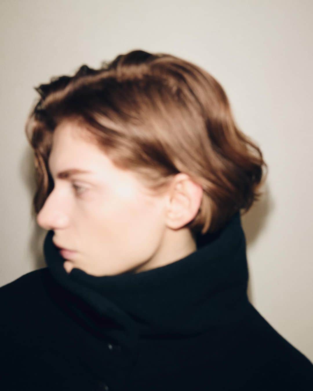 古屋美咲のインスタグラム：「eL 2023 AW visual . . Season conceptは『Change the world by being yourself 』  要らない物を捨て、自身を見つめ直す 原点回帰が大きなテーマになっている今シーズン  展示会でビジュアルへも反響が大きく、嬉しい限りです！🕊️  載せきれなかった素敵な写真が多いので 是非！JEANASIS MEDIAでご覧ください🌳 . . . @el_jeanasis  #el_jeanasis#jeanasis#ジーナシス #23AW」