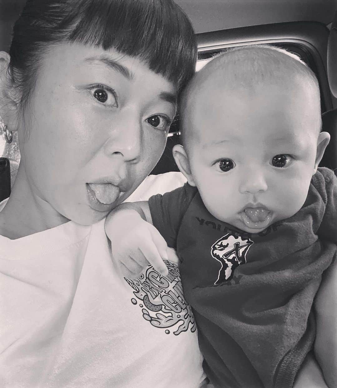 YOPPYのインスタグラム：「. じゃあな 土曜よ 今日メニュー  ①お友達のお墓参り ② 井の頭自然文化園 ③氏神さまのお祭り  ②で行ったスタンプラリー これほんまに きつかった スタンプラリーの最後の場所が　大きめ本気大人目線な彫刻が沢山ある所で　No.1 はなんだか不気味な所だね~~~~~と言い出し 不気味って言葉知ってるねんやと No.2の11㌔抱っこしながら思ってたけど 目に汗が入ってめちゃくちゃ痛いのに　両手スタンプラリーの冊子持って歩いてて　さらにはNo.2に　ジュース飲ませてと言われ　どえらいセレブのNo.2に しっかり仕えさせていただきました  本当に No.3の　ひたすら可愛いのみに癒されています  私は身なりは2倍になったと周りに言われ　でもそんなの関係ねーおっパピ！ 私は　痩せる薬は飲みません 肥えてる自分も結構好き♡  ってか お腹いっぱいにならへん自分が愛おしいです  ばーーーーーーいぶすあげてこ！」