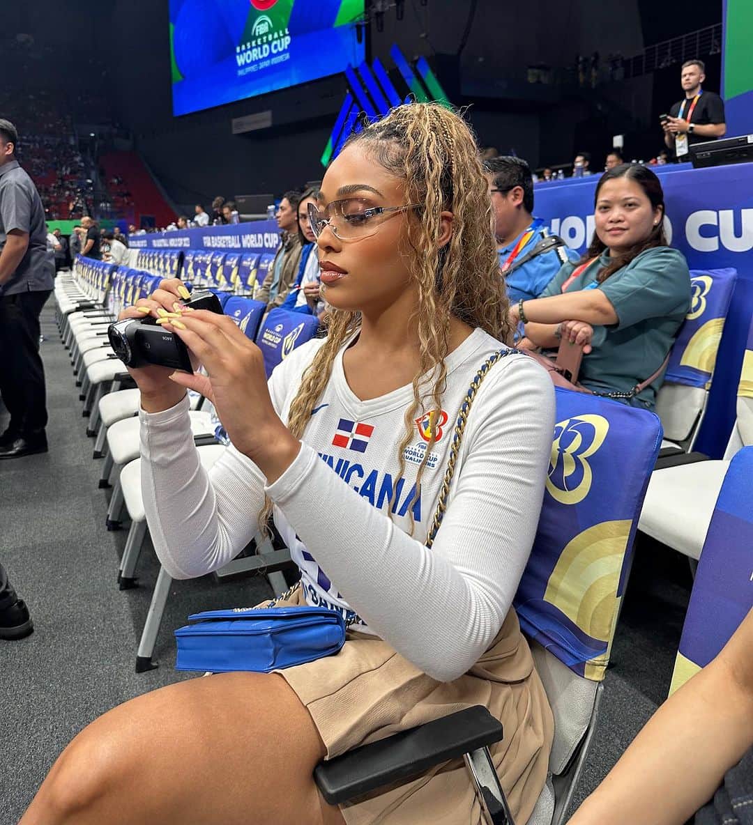 ジョーディン・ウッズのインスタグラム：「The @rdbseleccion cheerleader! 😂🤍🇩🇴 Being able to share these moments with you have been so special to me. It is so cool to see the unity of different people and cultures coming together in a very exciting way with @fibawc ! 🏀🏀🏀  The Dominican team took me in right away and treated me like family and it’s been a beautiful thing to witness them blossom in a short time as a team but more importantly as brothers. I’m so proud of you @karltowns I know your mom is looking down smiling ear to ear on the man you are becoming. It’s already written in the stars. Let’s go DR🇩🇴🇩🇴🇩🇴 !!! ❤️❤️❤️」
