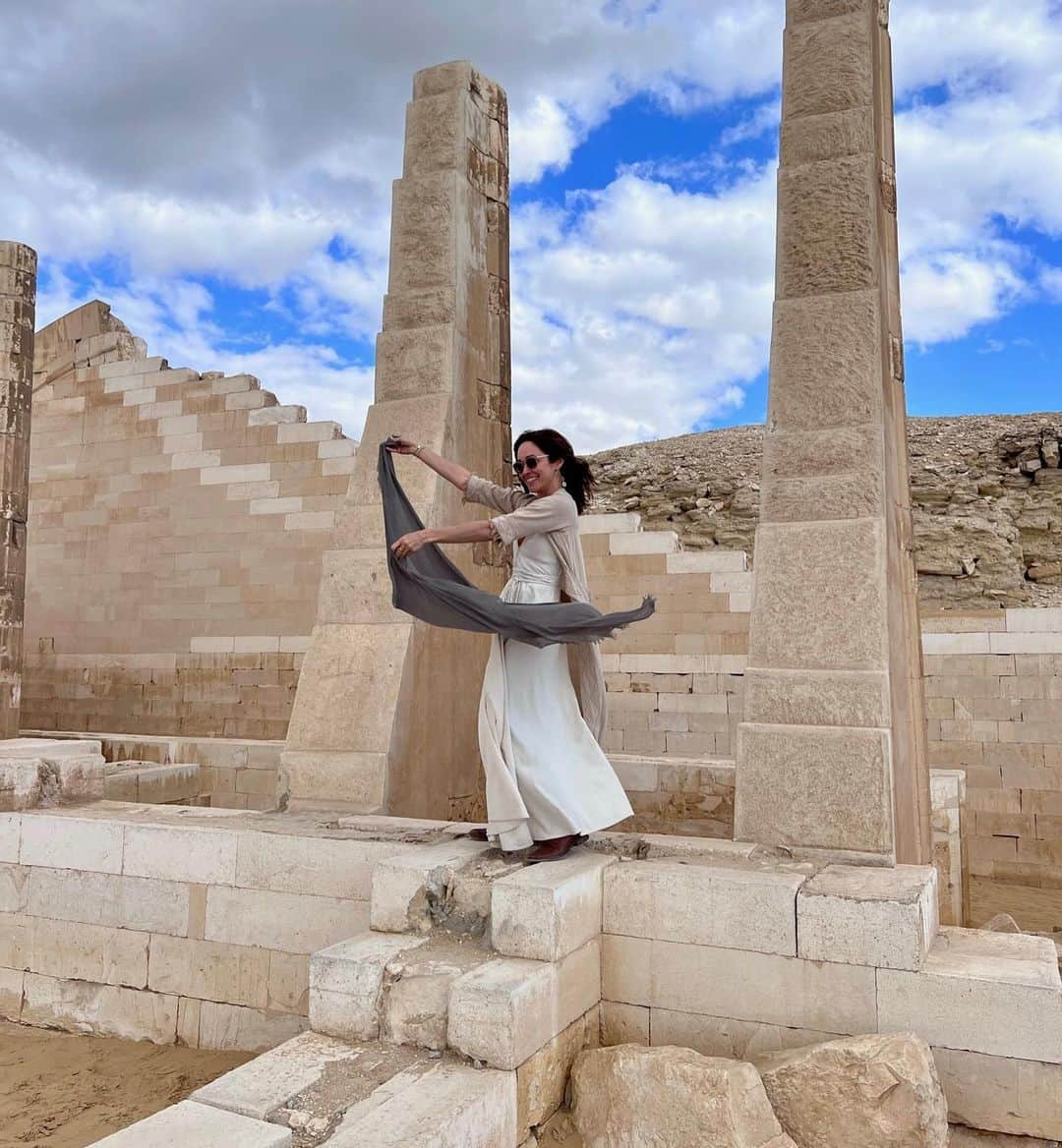 オータム・リーザーのインスタグラム：「Lessons from Egypt✨ 🔑 1 of 3: Your body holds the keys to your liberation. Your body knows the resonance of truth. For me, when something is true on a higher level, my skin prickles. My body ‘lights up’ with remembrance or knowing or recognition of a lie or of the truth… Your emotions, your gut, your skin, your BODY - these hold the keys to your liberation… and that’s why we’ve been taught to separate ourselves from our emotions and our bodies. See how that works? ;) You don’t need to find the key… you literally ARE the key!!! Reduce the noise and distraction in your life wherever you can, and follow the guidance of your body. S/he knows how to tell the truth. ✨」