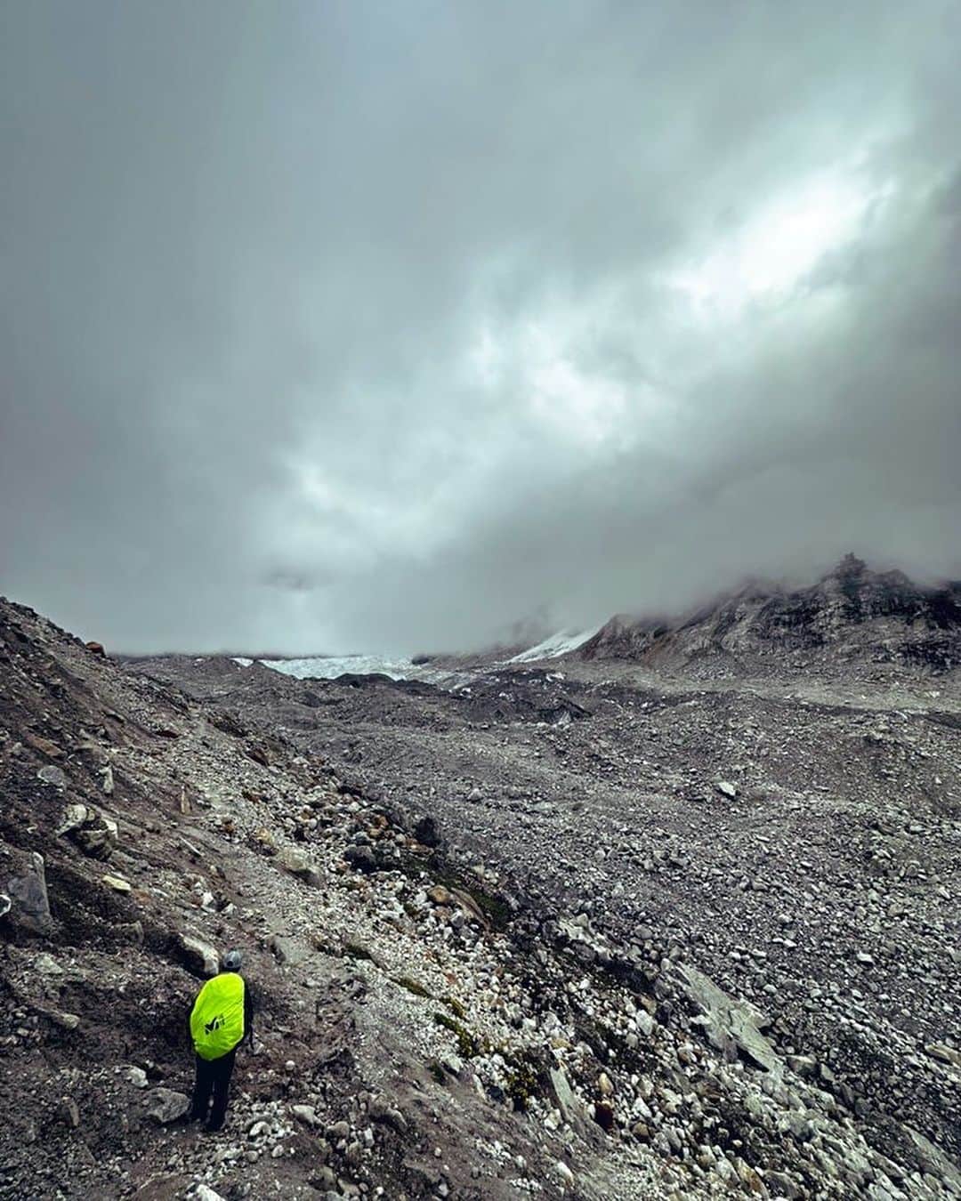 野口健さんのインスタグラム写真 - (野口健Instagram)「エベレストのベースキャンプ、岩と雪の世界。98年の秋のエベレスト遠征から5回のネパール側からのエベレスト遠征。ここが帰るお家でした。エベレスト遠征は約一ヶ月半。 ベースキャンプを拠点にしながら、上部キャンプを一つずつ増やしていきますが、定期的にベースキャンプに降りては休養。アイスフォールを無事に降りてベースキャンプに戻ってきた時の「死からの開放感」は忘れられません。ベースキャンプ、大好きでした。「帰ってきた！」と思わず声に出てしまうほどに。  今日、僕とシェルパの2人しかいないベースキャンプとはまるで違う世界。シーズン中のベースキャンプは一つの村。世界各国から登山隊が集まっていましたね。  今日はしみじみとこれまでのエベレスト遠征を思い出していました。エベレストは僕の青春だったな。  #野口健#エベレスト#エベレスト街道#エベレストベースキャンプ」8月26日 22時22分 - noguchiken8848