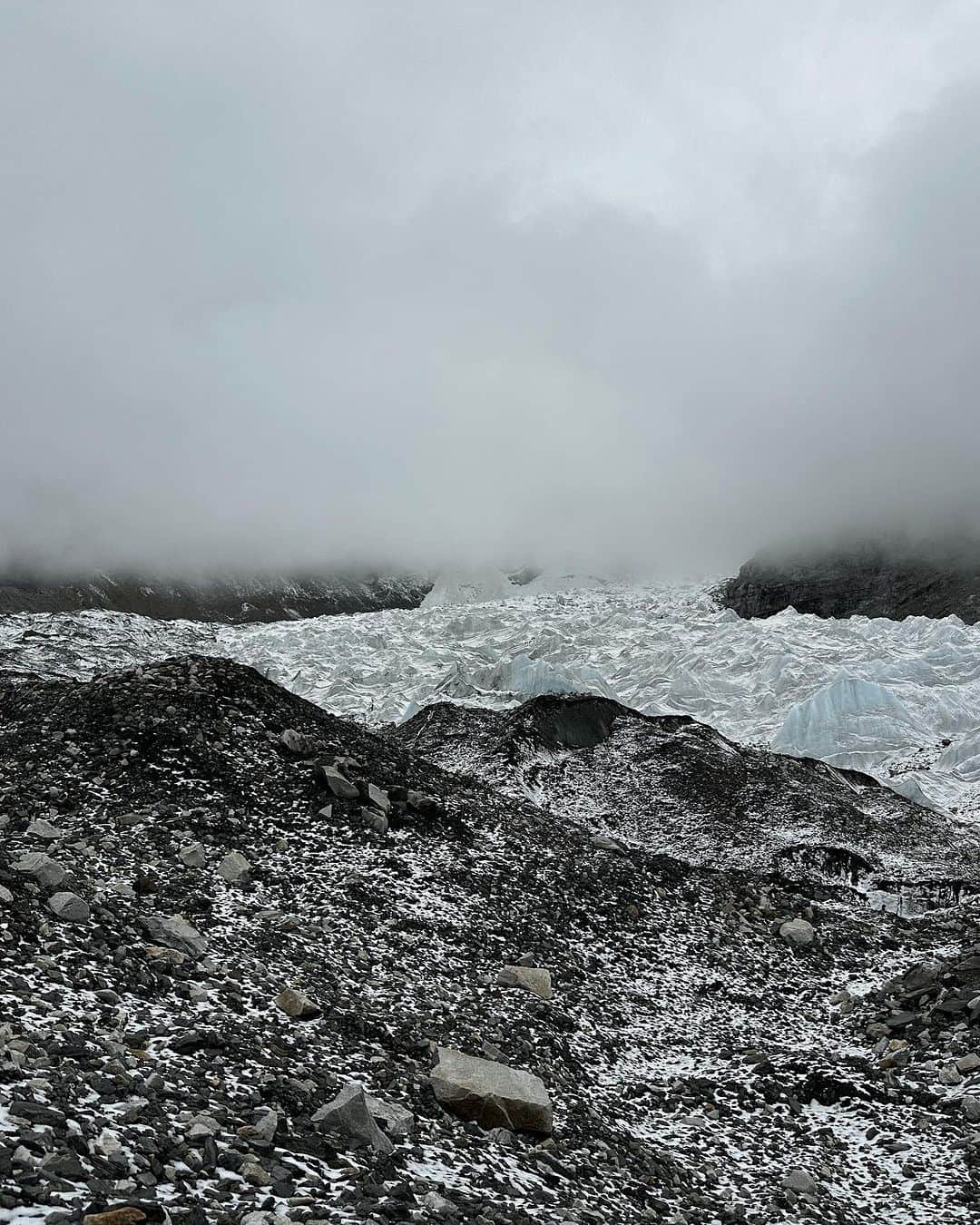 野口健さんのインスタグラム写真 - (野口健Instagram)「エベレストのベースキャンプ、岩と雪の世界。98年の秋のエベレスト遠征から5回のネパール側からのエベレスト遠征。ここが帰るお家でした。エベレスト遠征は約一ヶ月半。 ベースキャンプを拠点にしながら、上部キャンプを一つずつ増やしていきますが、定期的にベースキャンプに降りては休養。アイスフォールを無事に降りてベースキャンプに戻ってきた時の「死からの開放感」は忘れられません。ベースキャンプ、大好きでした。「帰ってきた！」と思わず声に出てしまうほどに。  今日、僕とシェルパの2人しかいないベースキャンプとはまるで違う世界。シーズン中のベースキャンプは一つの村。世界各国から登山隊が集まっていましたね。  今日はしみじみとこれまでのエベレスト遠征を思い出していました。エベレストは僕の青春だったな。  #野口健#エベレスト#エベレスト街道#エベレストベースキャンプ」8月26日 22時22分 - noguchiken8848