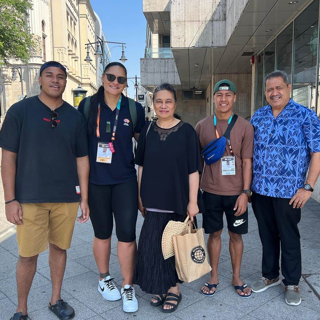 バレリー・アダムスさんのインスタグラム写真 - (バレリー・アダムスInstagram)「🌍✨ What a wonderful blessing to connect with this beautiful Tongan family here in Budapest! 🇭🇺🇹🇴.   Fakamalo lahi atu sio mou ofa ia au ihe emau ihe feituu ni pea oku ou hounga ia lahi ai pea koe fiefia lahi he feiloaki mokimoutolu malo moe ofa lahi atu 💞🙏🏽.   #family #tongansinbudapest #ofamoelotu #maloauptio #grateful #hungary  @mosese.fakava」8月26日 22時24分 - valerieadams84