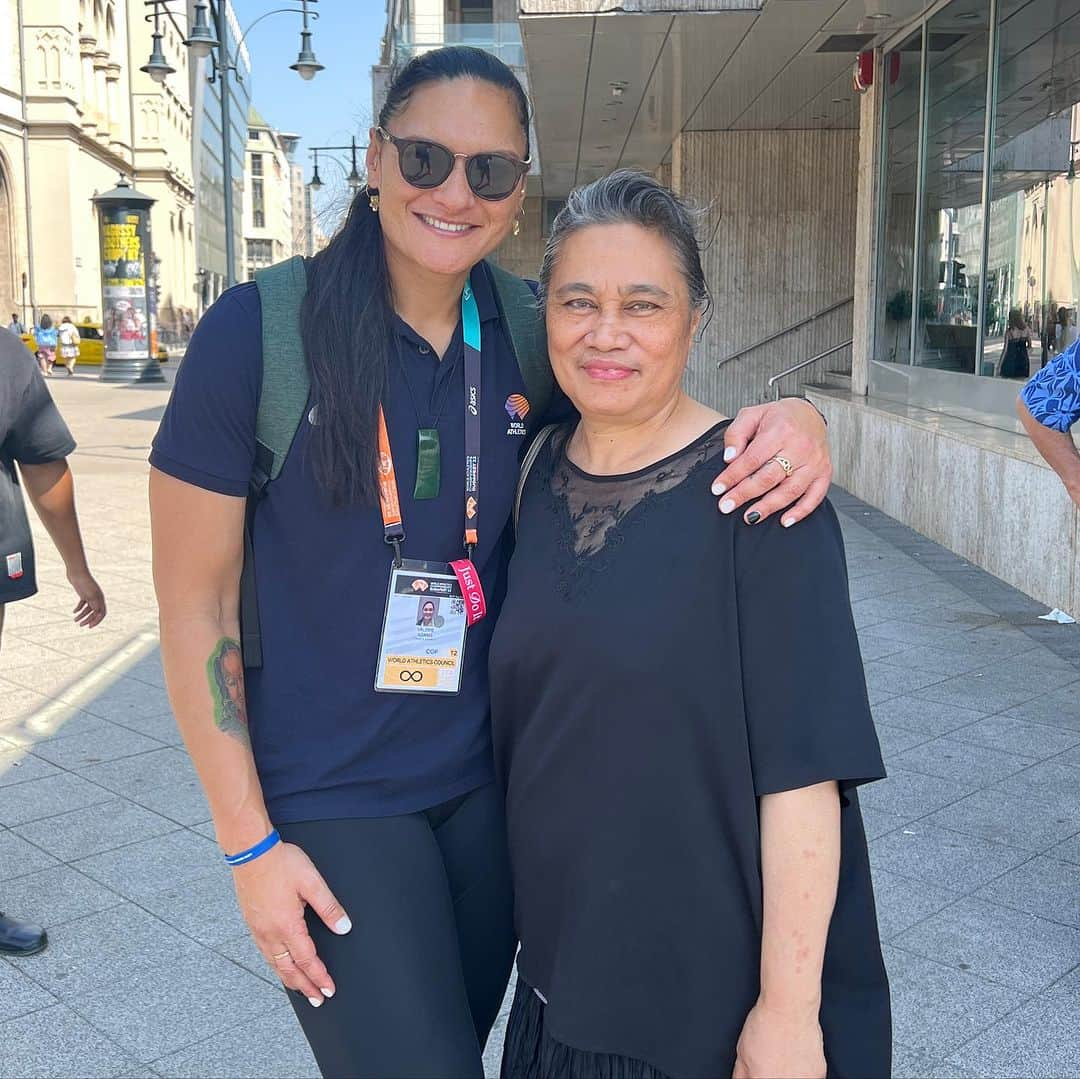 バレリー・アダムスさんのインスタグラム写真 - (バレリー・アダムスInstagram)「🌍✨ What a wonderful blessing to connect with this beautiful Tongan family here in Budapest! 🇭🇺🇹🇴.   Fakamalo lahi atu sio mou ofa ia au ihe emau ihe feituu ni pea oku ou hounga ia lahi ai pea koe fiefia lahi he feiloaki mokimoutolu malo moe ofa lahi atu 💞🙏🏽.   #family #tongansinbudapest #ofamoelotu #maloauptio #grateful #hungary  @mosese.fakava」8月26日 22時24分 - valerieadams84