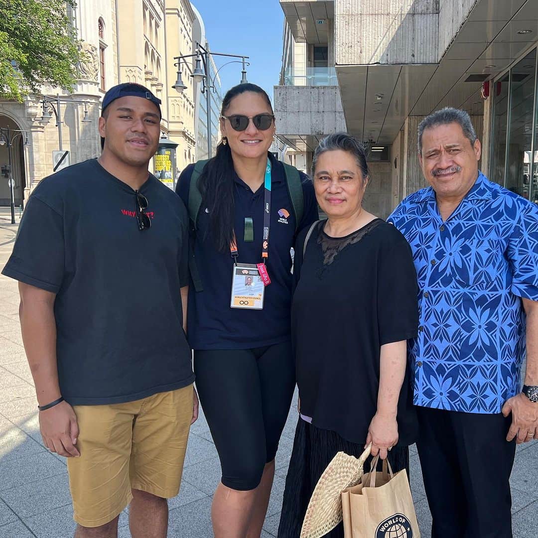 バレリー・アダムスのインスタグラム：「🌍✨ What a wonderful blessing to connect with this beautiful Tongan family here in Budapest! 🇭🇺🇹🇴.   Fakamalo lahi atu sio mou ofa ia au ihe emau ihe feituu ni pea oku ou hounga ia lahi ai pea koe fiefia lahi he feiloaki mokimoutolu malo moe ofa lahi atu 💞🙏🏽.   #family #tongansinbudapest #ofamoelotu #maloauptio #grateful #hungary  @mosese.fakava」