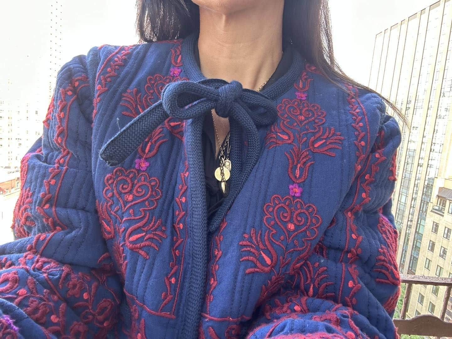 シー ニューヨークのインスタグラム：「Holding on to the last moments of Summer… Sadly it’s starting to feel like Fall is in the air but looking forward to wearing my cozy Petunia jacket🥀」