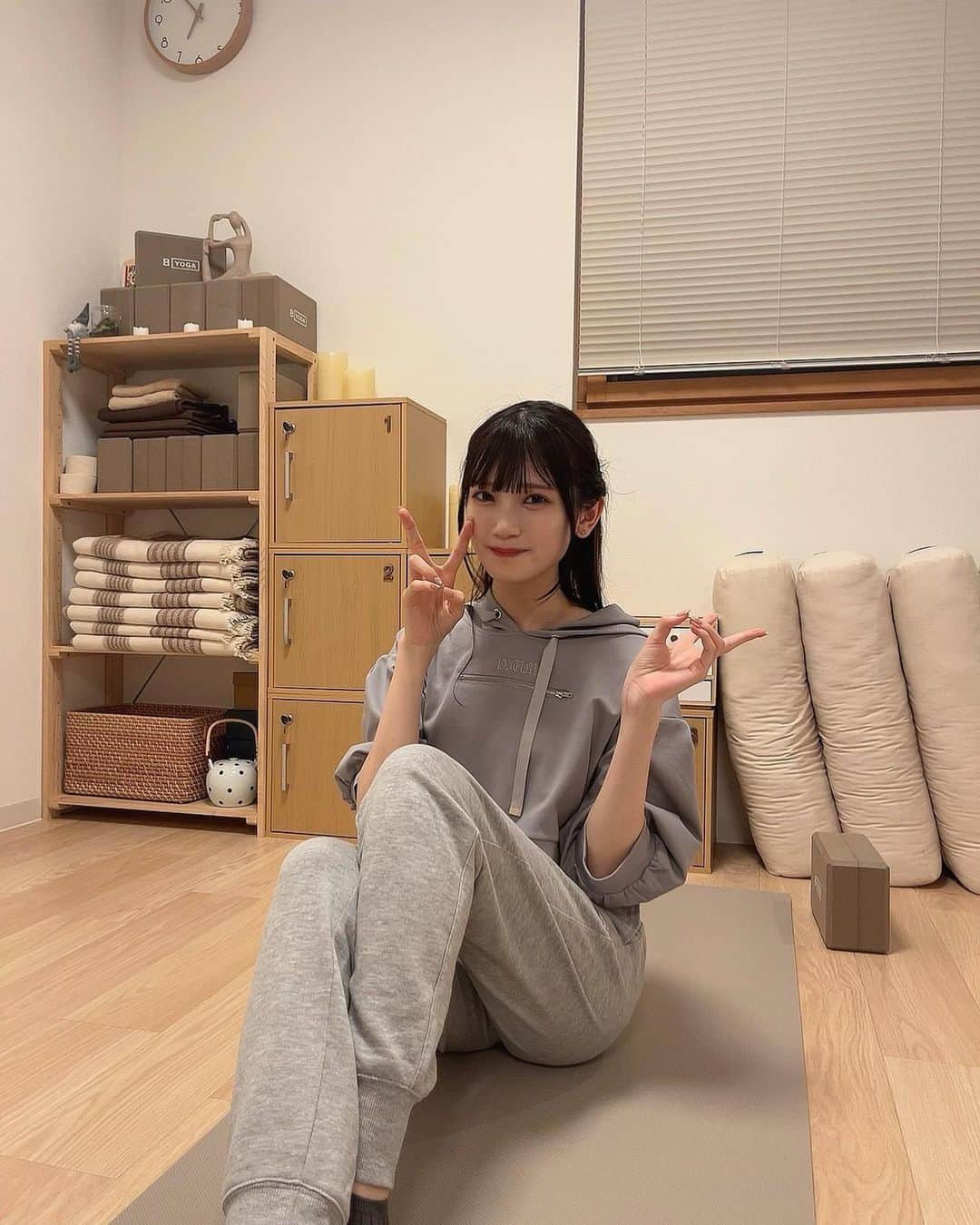 篠原葵のインスタグラム：「ふうちゃんと初めてのヨガに🧘🏻‍♀️✨️  江嶋さんのヨガレッスンに行ってきたよ！ずっと行きたかったのー💭初心者の私でもわかりやすく丁寧に教えてくださりました🫧体がすごくすっきりしたし本当癒しの空間でした、また行きたいな！   #癒えるヨガ #hurmth #ヨガ #ヨガスタジオ #ヨガレッスン #南青山 #表参道 #淡色ヨガスタジオ #淡色女子 #ヨガ初心者 #移転リニューアル #表参道ヨガ #南青山ヨガ #リラクゼーション #リラックスヨガ #リラックス」