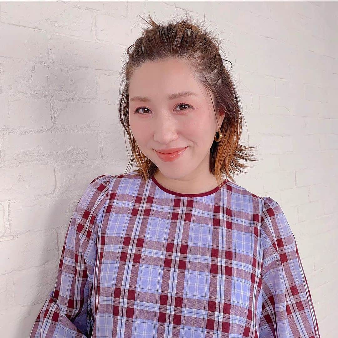 長井かおりさんのインスタグラム写真 - (長井かおりInstagram)「今日はYouTubeライブでした💄 みなさんからのご要望にお応えして、 秋新作コスメを使って、 崩れない鉄壁メイクをお届け☺️  配信中はみなさんとチャットを通じて やり取りができ、 とてもとても嬉しく、温かな時間でした🥹 今宵もありがとうございました🥹  アーカイブもぜひご覧下さい☆  写真は完成メイク💄 使用アイテムやテクはアーカイブで😙  #YouTube #長井かおりのおしゃべりメイクボックス #長井かおりのおしゃべりメイクbox #秋新作コスメ #秋コスメ　#崩れないメイク」8月26日 22時27分 - kaorimake