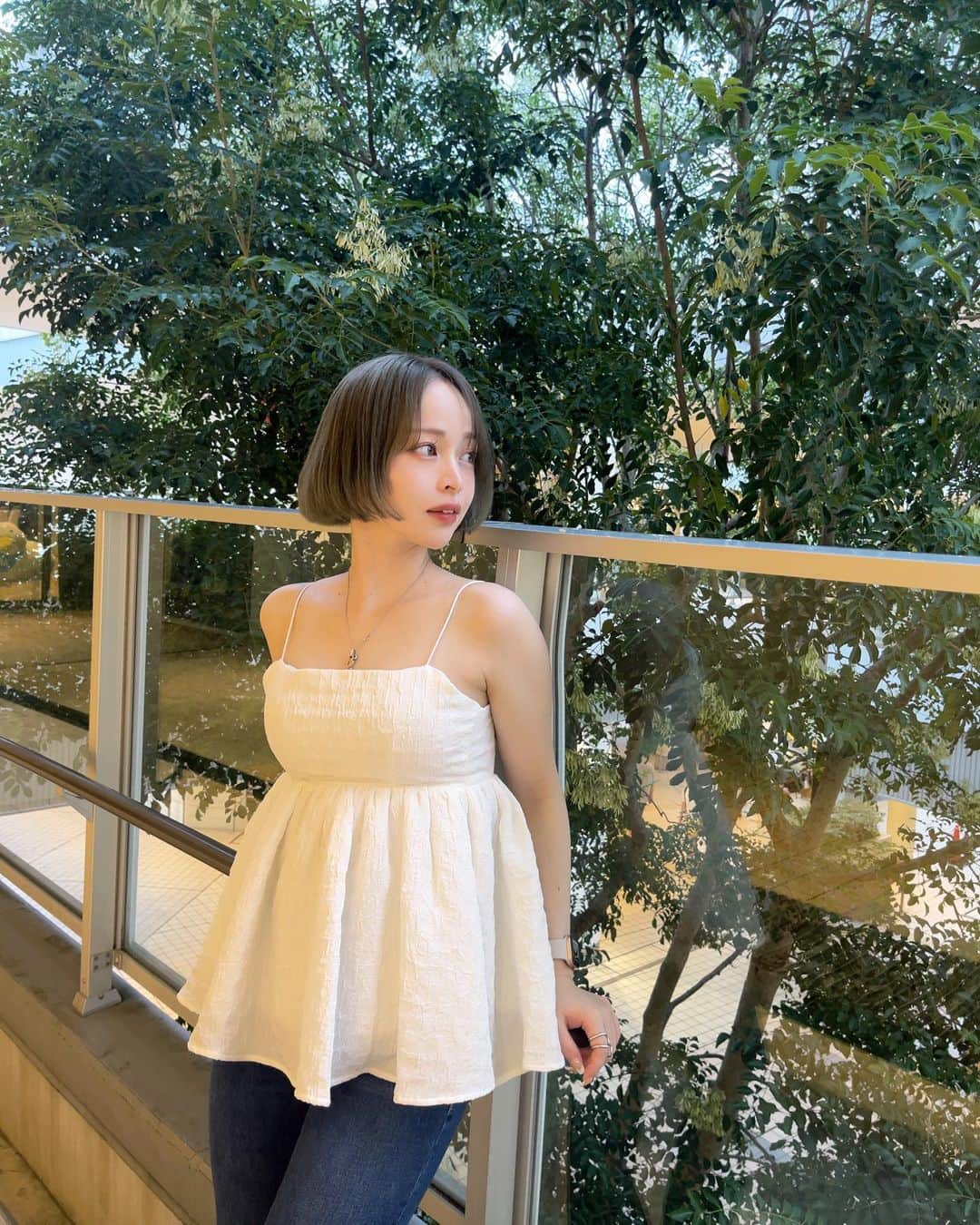 じゅりのインスタグラム：「🧺🤍  久しぶりに📷ˎˊ˗ やっと @amail_official のキャミ着てお出かけできた♡ ふんわりシルエットが本当に可愛い🤍🫧 後ろのバックデザインも𓂃🎀𓈒𓏸  #ootd #code #今日のコーデ #きょコ #amail #キャミワンピ #カジュアルコーデ #低身長コーデ #153cmコーデ #ボブ #ミニボブ」