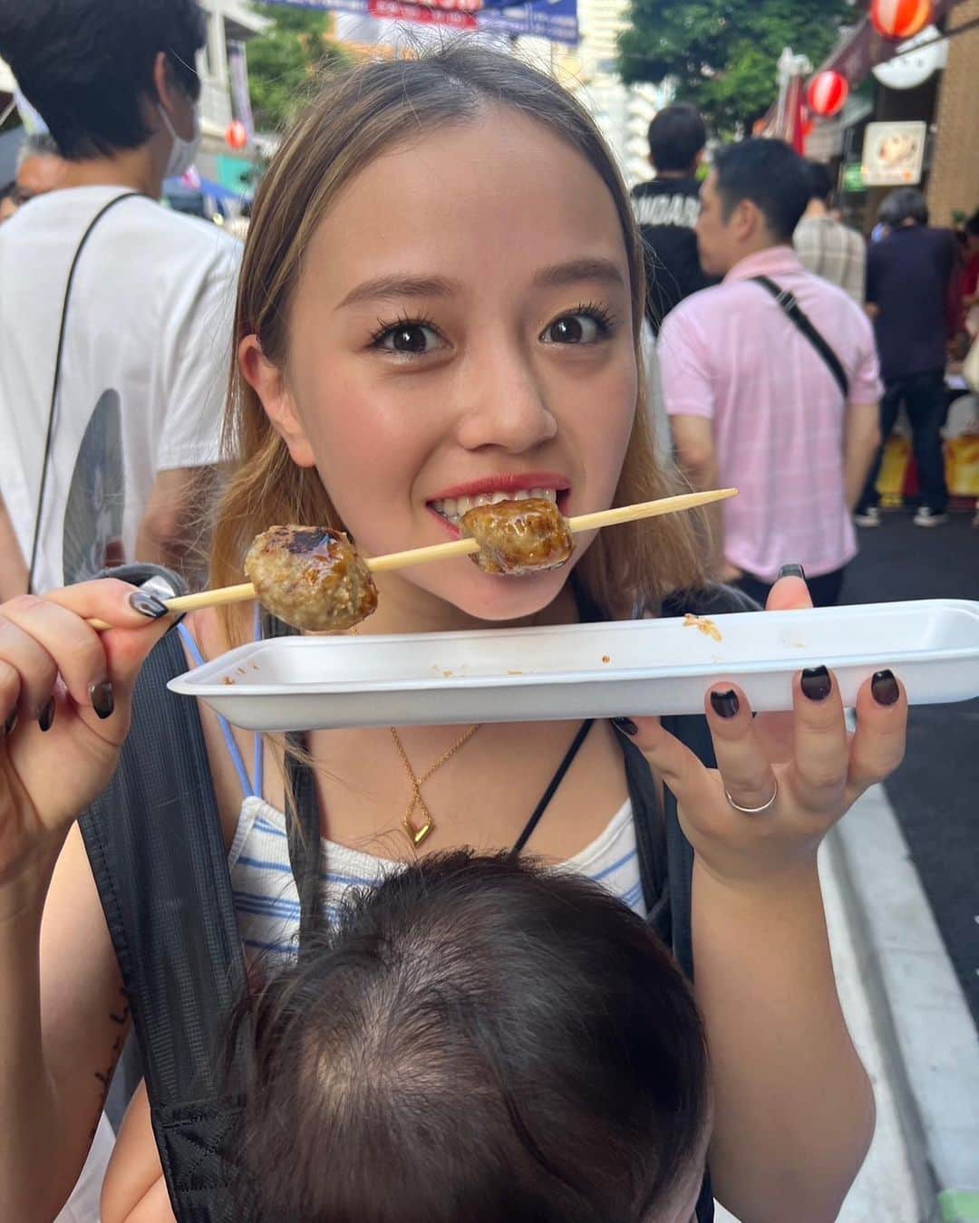 井上ありさのインスタグラム：「. . . たまには私の単体も載せようかな うまそうに食べるでしょ 牛タンつくねなんだよね 激うまだから仙台行きたいなあ🧌 . . #instagood #instalike」