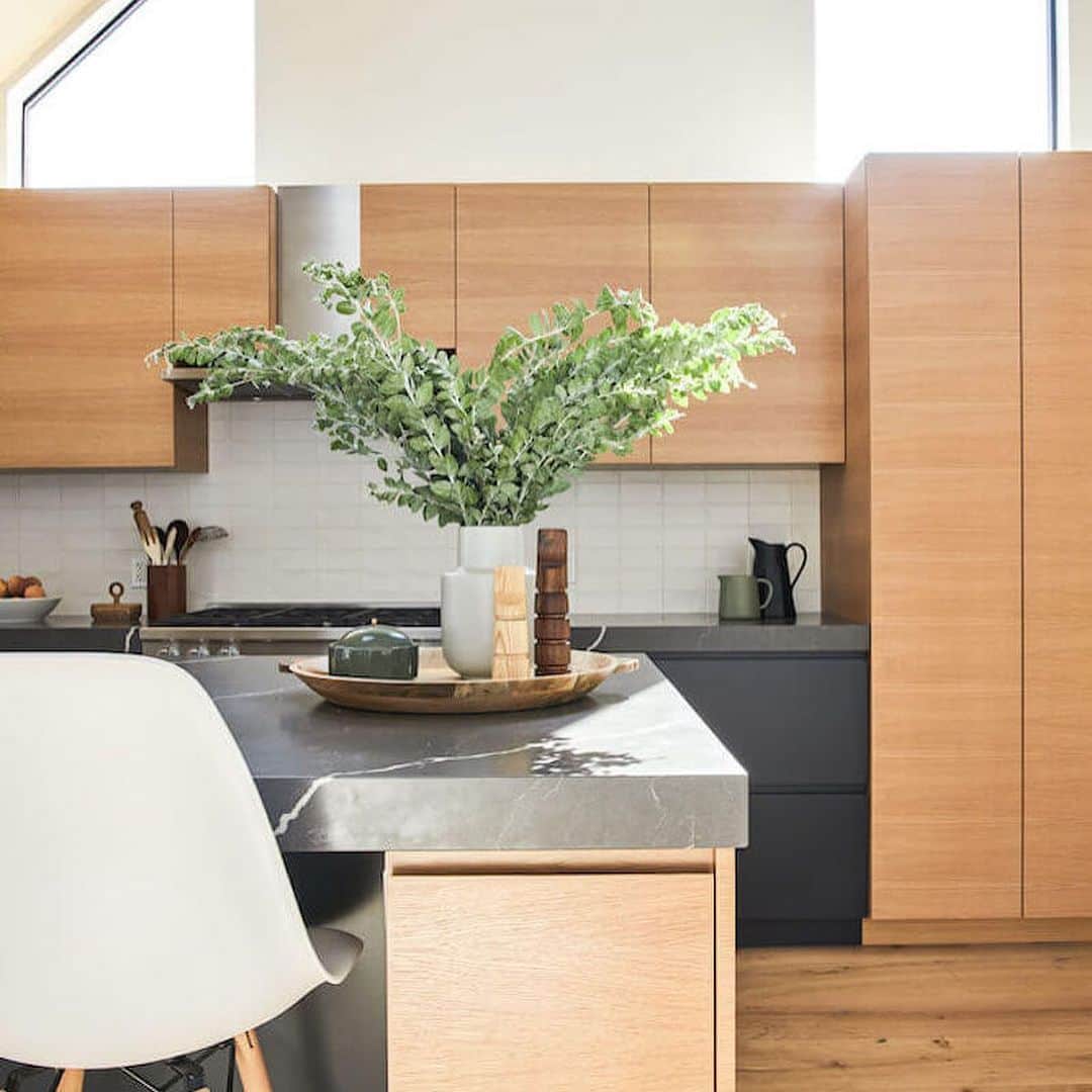 Sweeten Homeのインスタグラム：「This family chose a minimalist aesthetic to complement the architecture of their home.   “We wanted a Scandinavian-modern look that was contemporary with Mid-Century and industrial touches.”  Renovated with Sweeten✨」